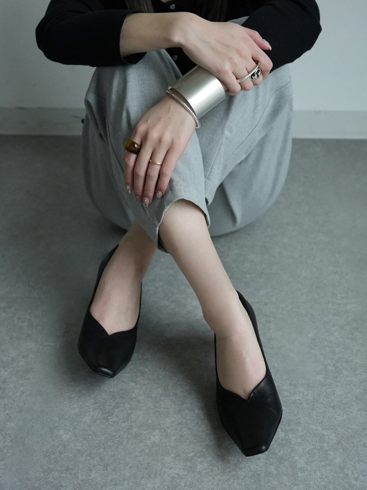 521136 ミドルヒール・Vカットパンプス