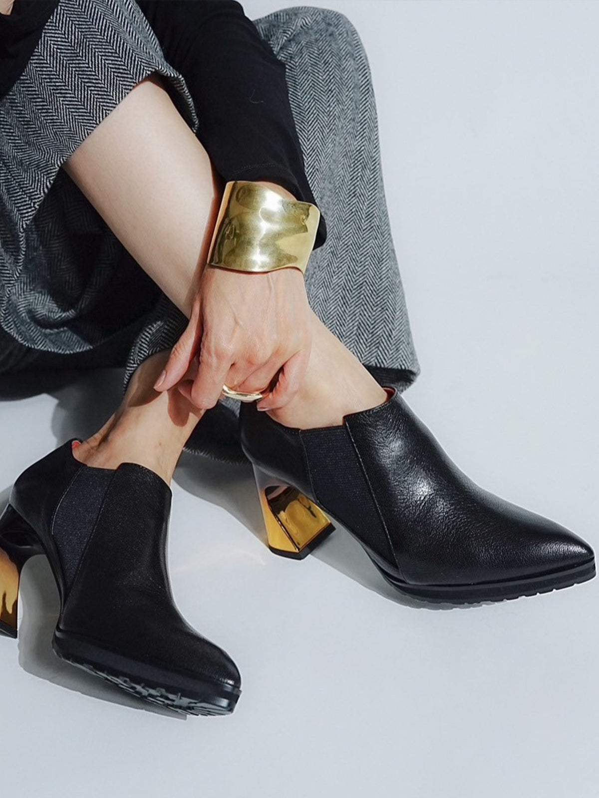 511092 Side gore metal heel bootie