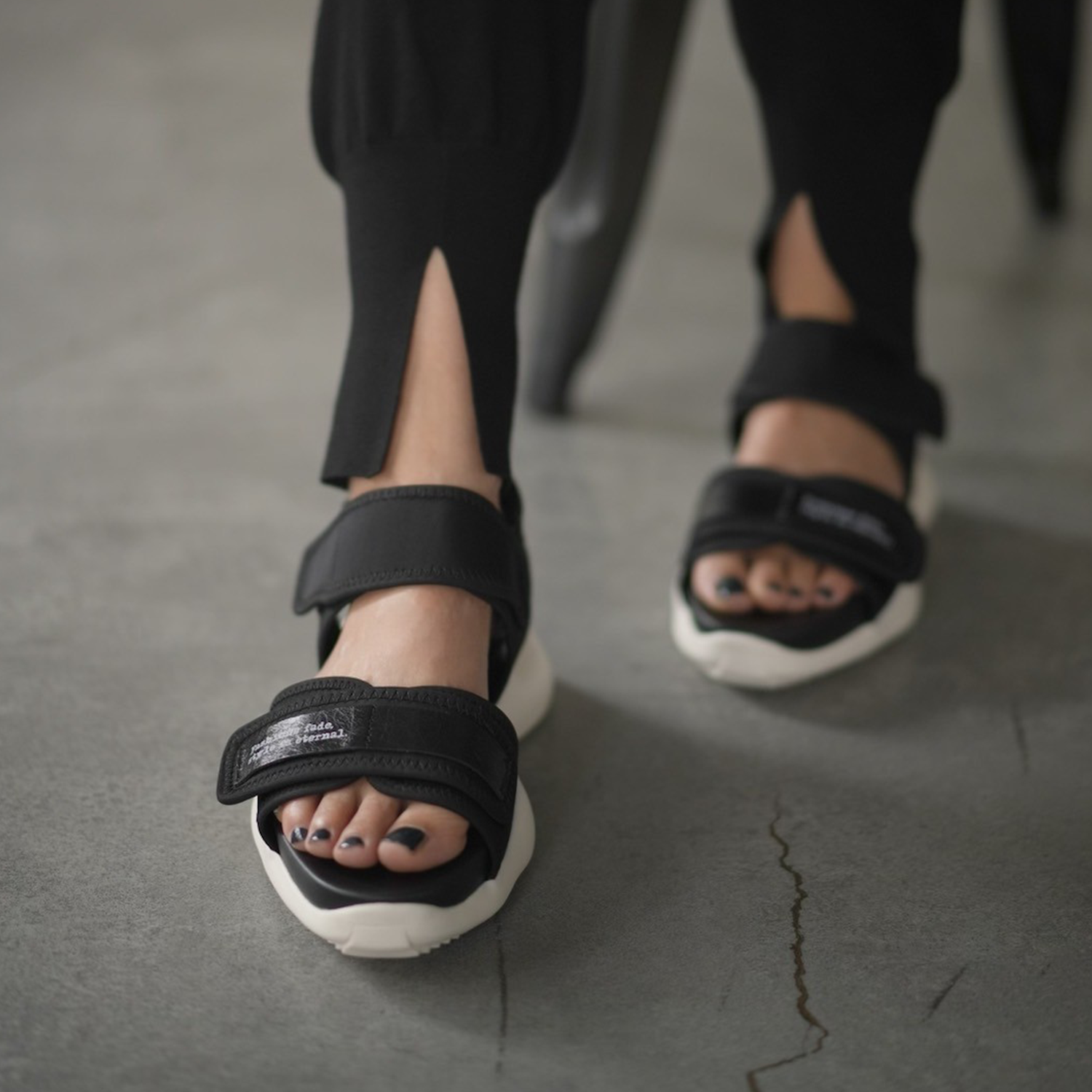 522151 Velcro sandals