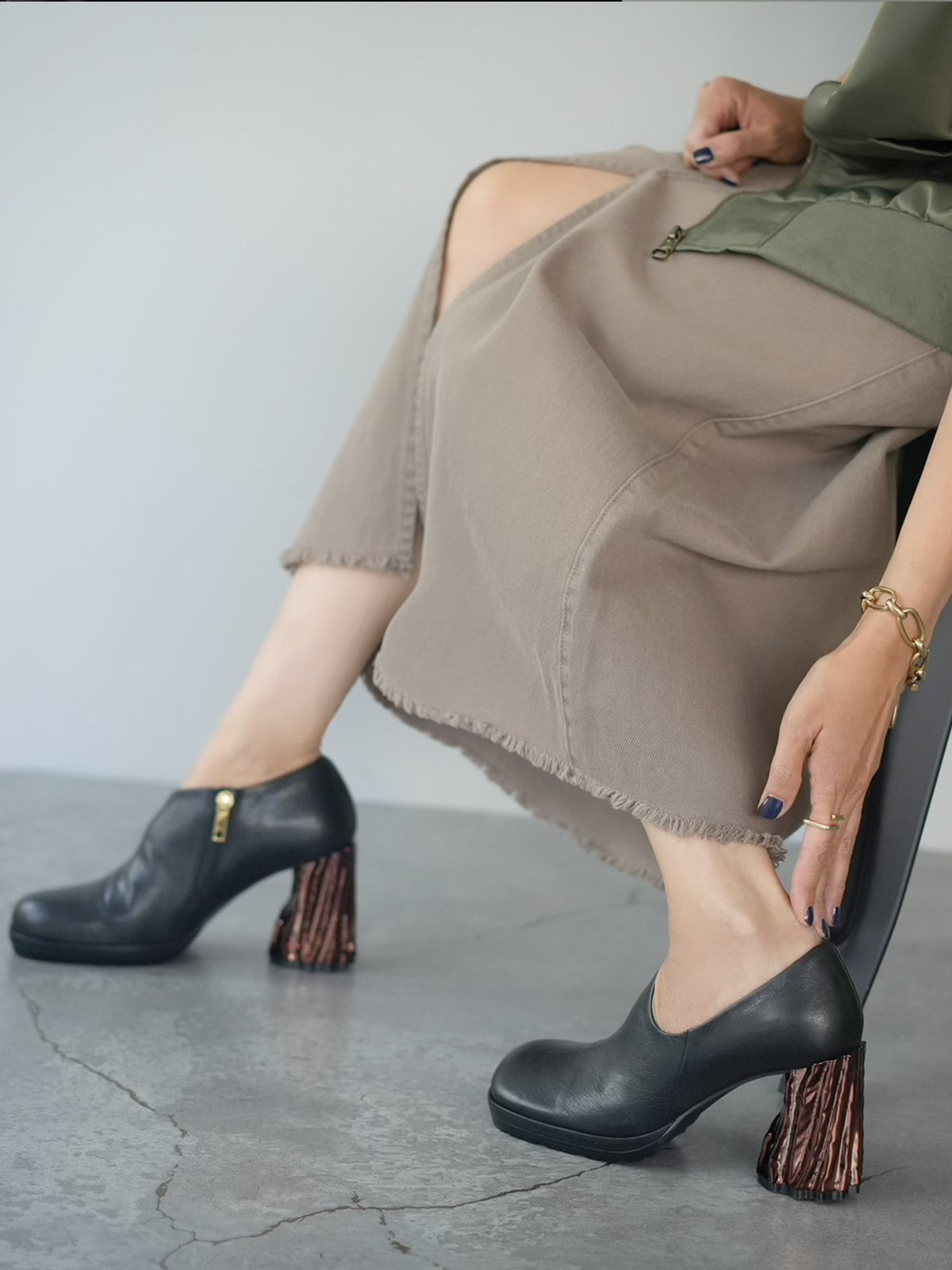 537069 ラウンドトゥ・アシメカットブーティ