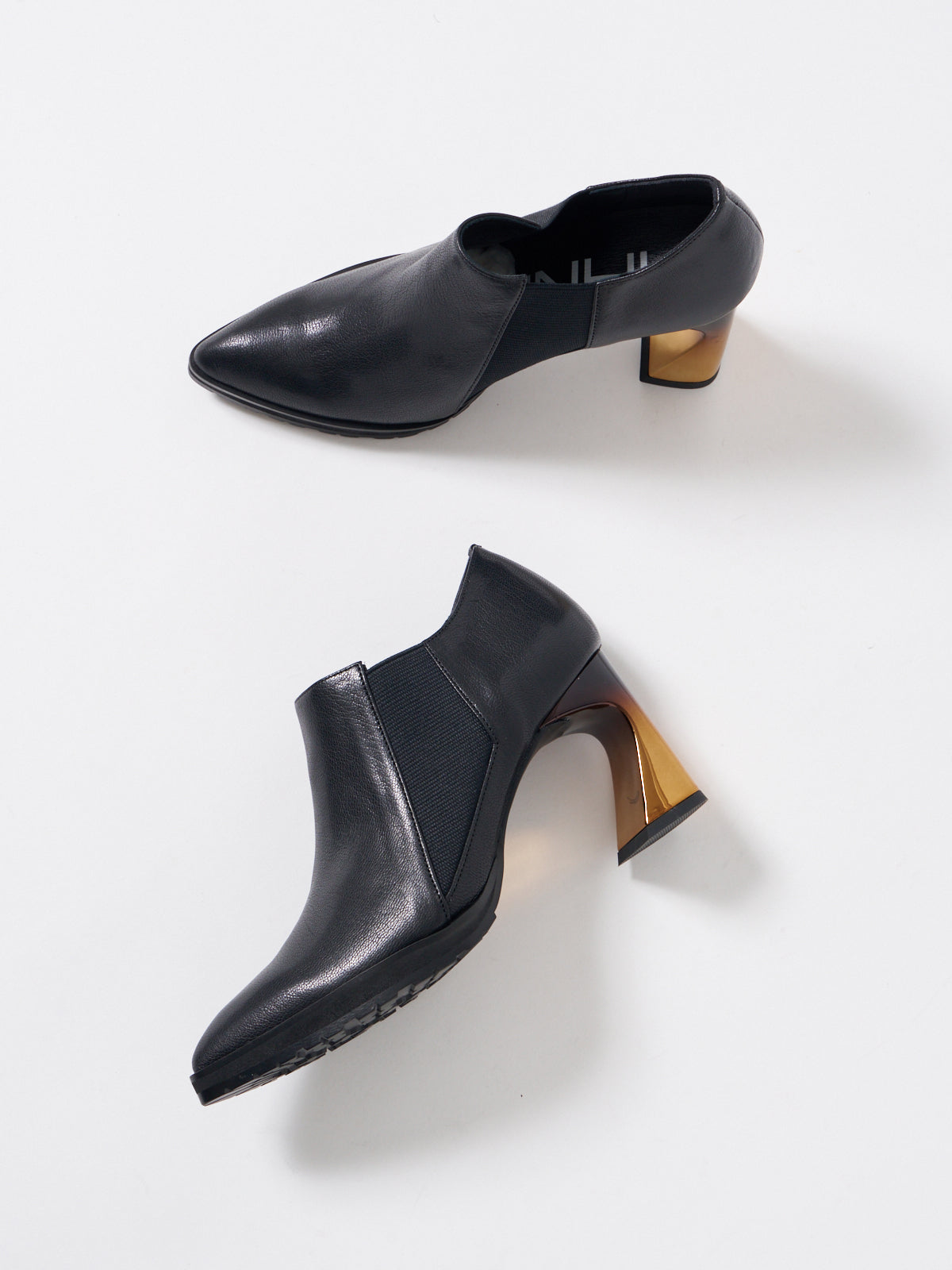 511092 Side gore metal heel bootie