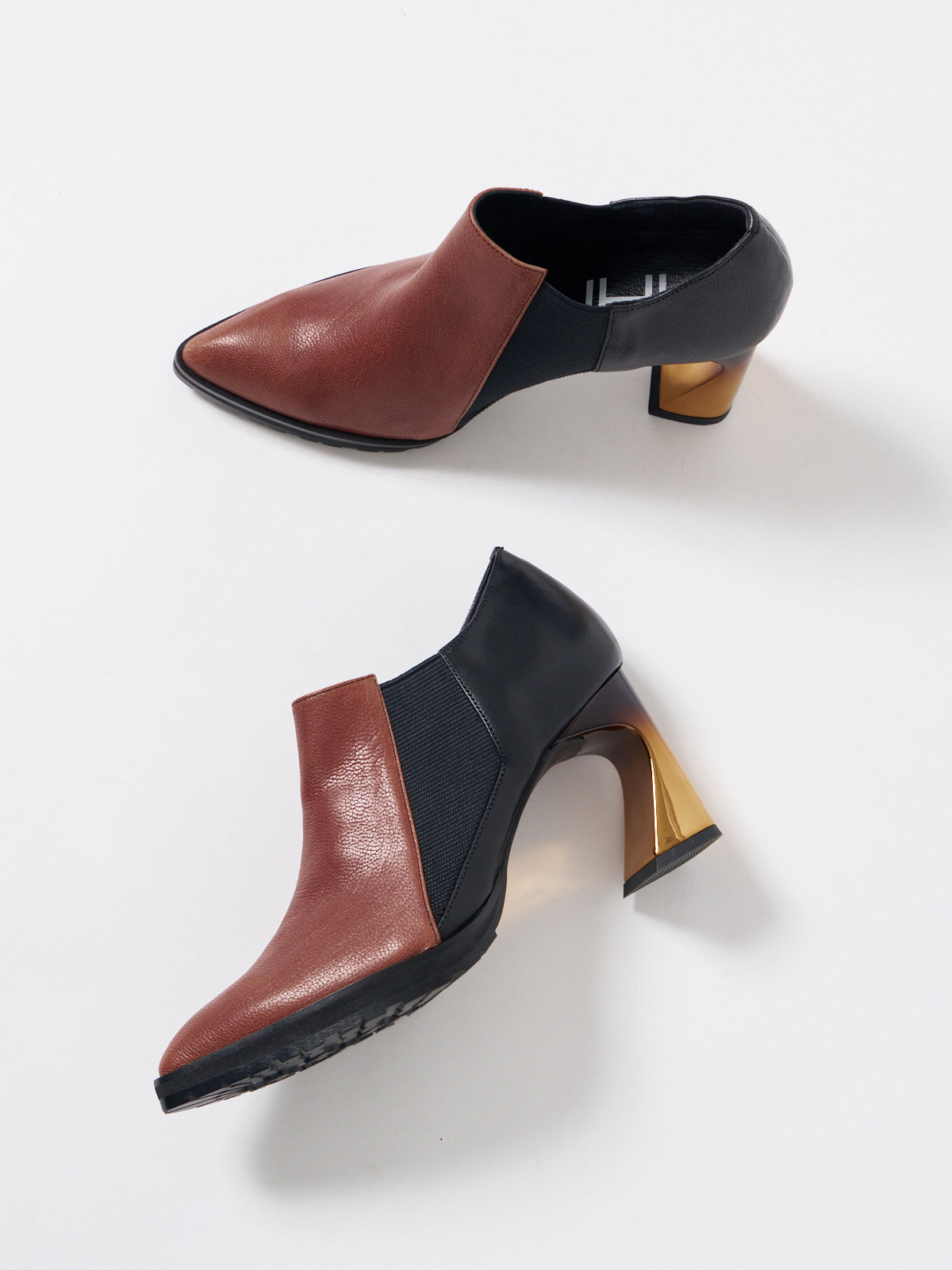 511092 Side gore metal heel bootie