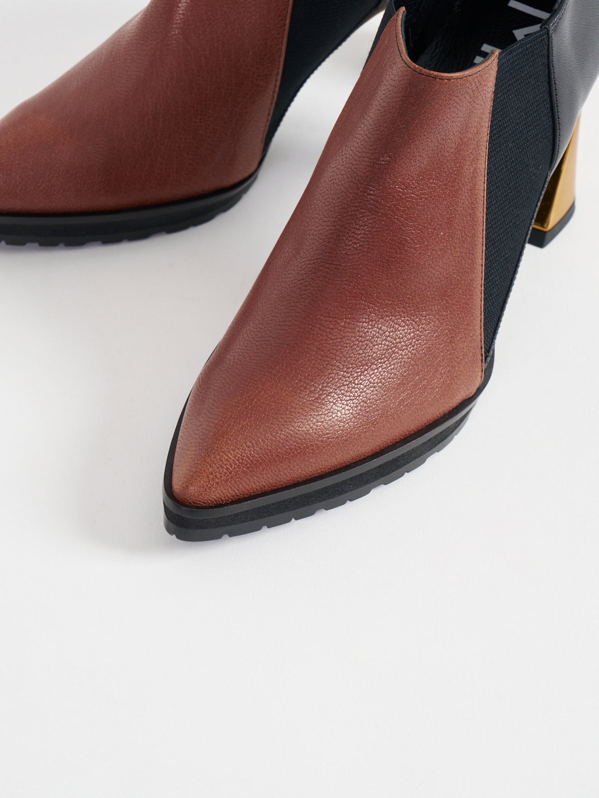 511092 Side gore metal heel bootie