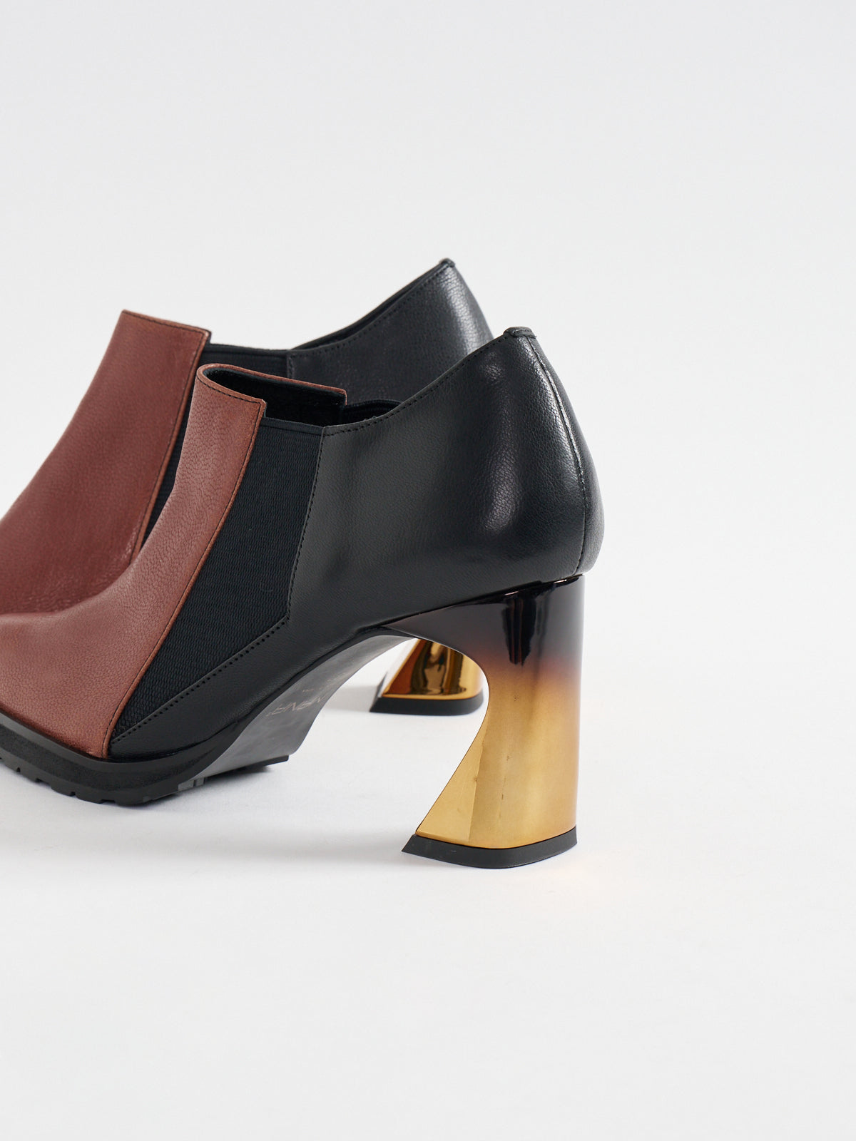 511092 Side gore metal heel bootie