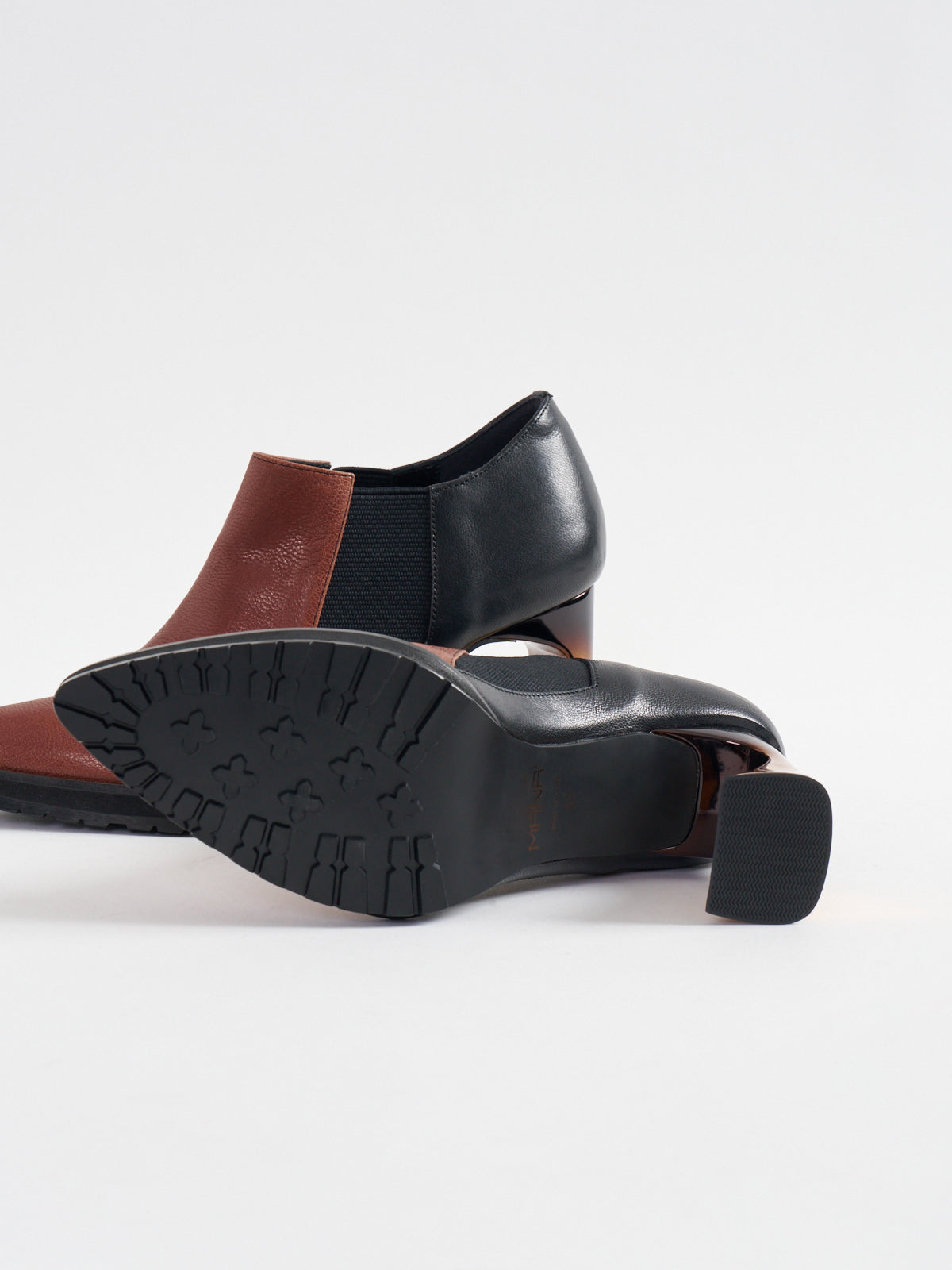 511092 Side gore metal heel bootie