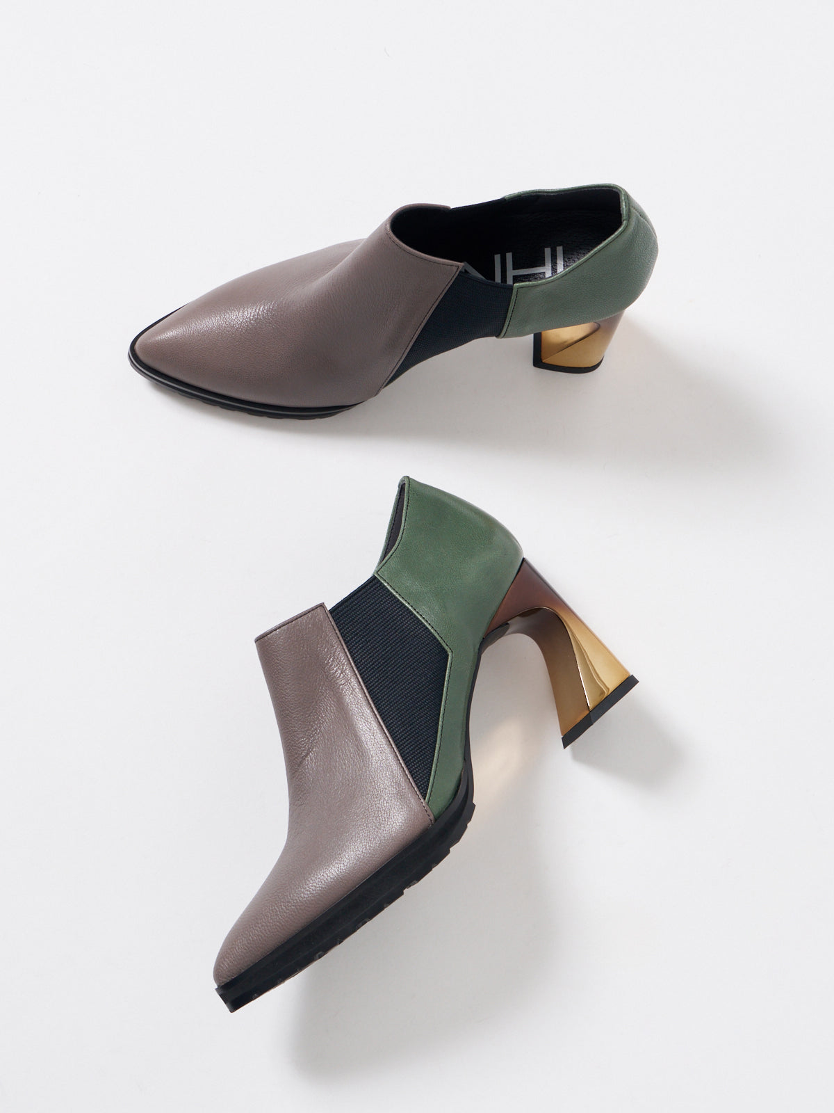 511092 Side gore metal heel bootie