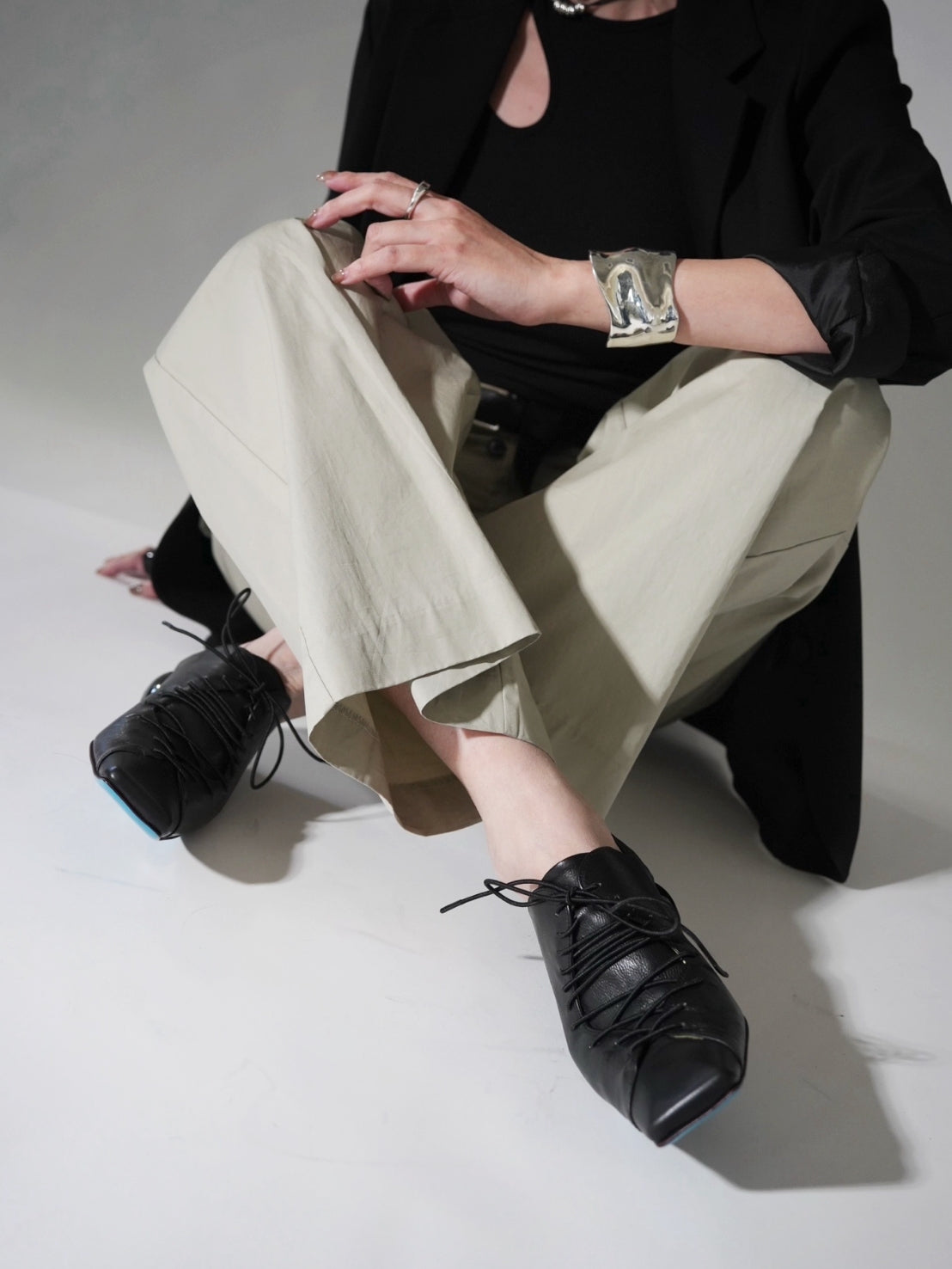 511098 10-hole lace-up pumps