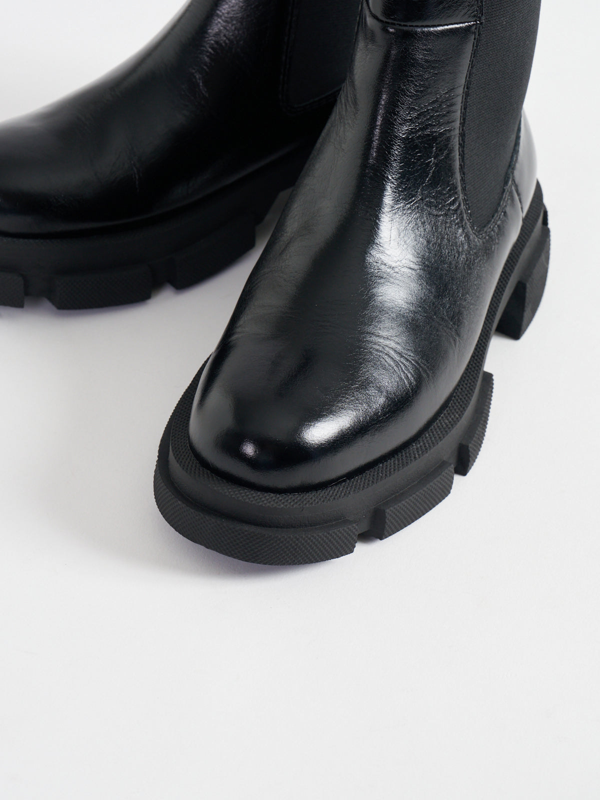 518029 Thick-soled side gore boots