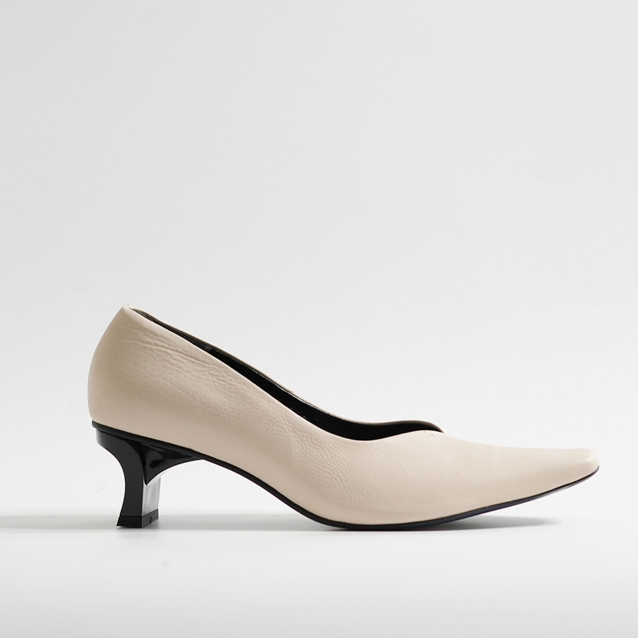 521136 Mid heel V-cut pumps