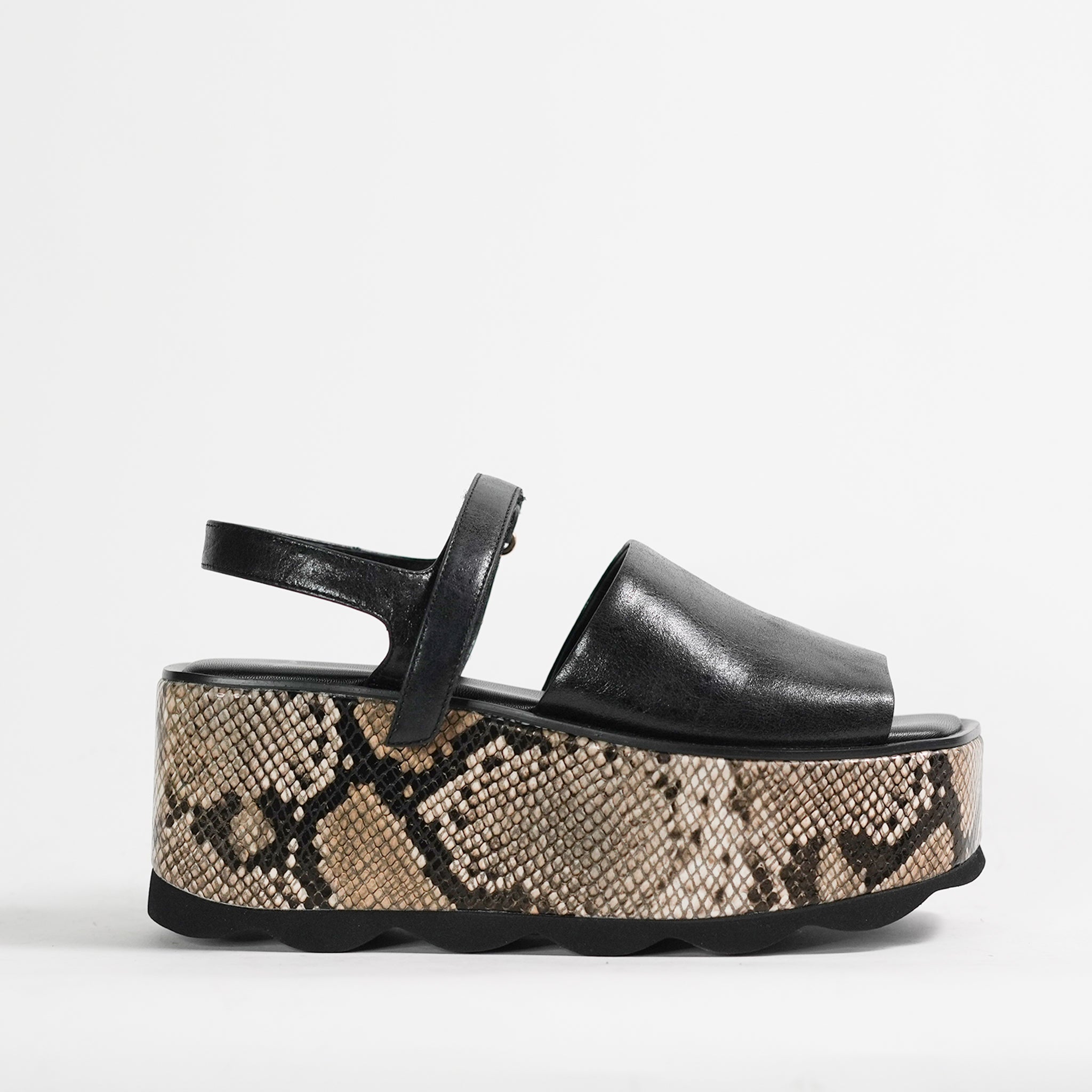 532158 Platform sandals