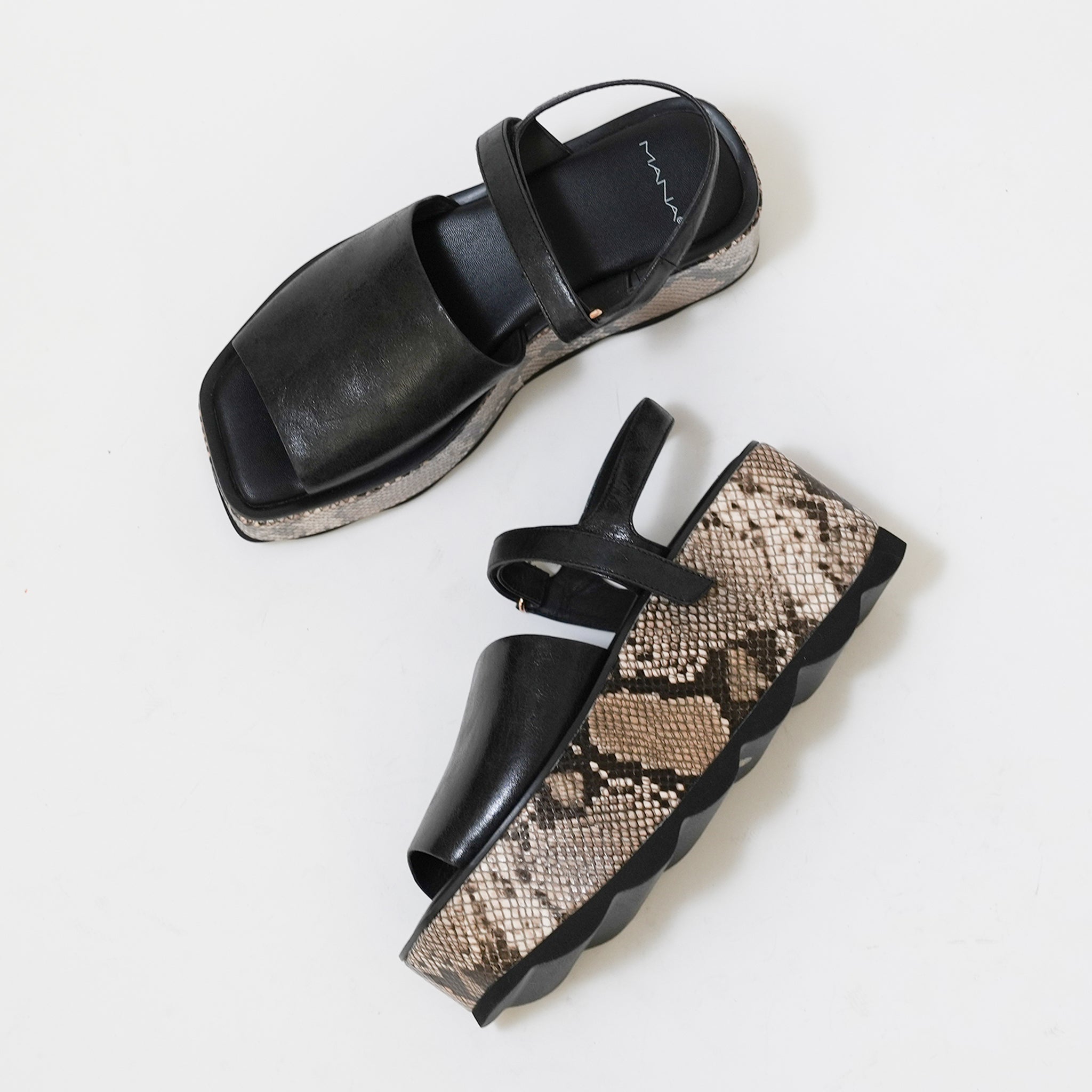 532158 Platform sandals
