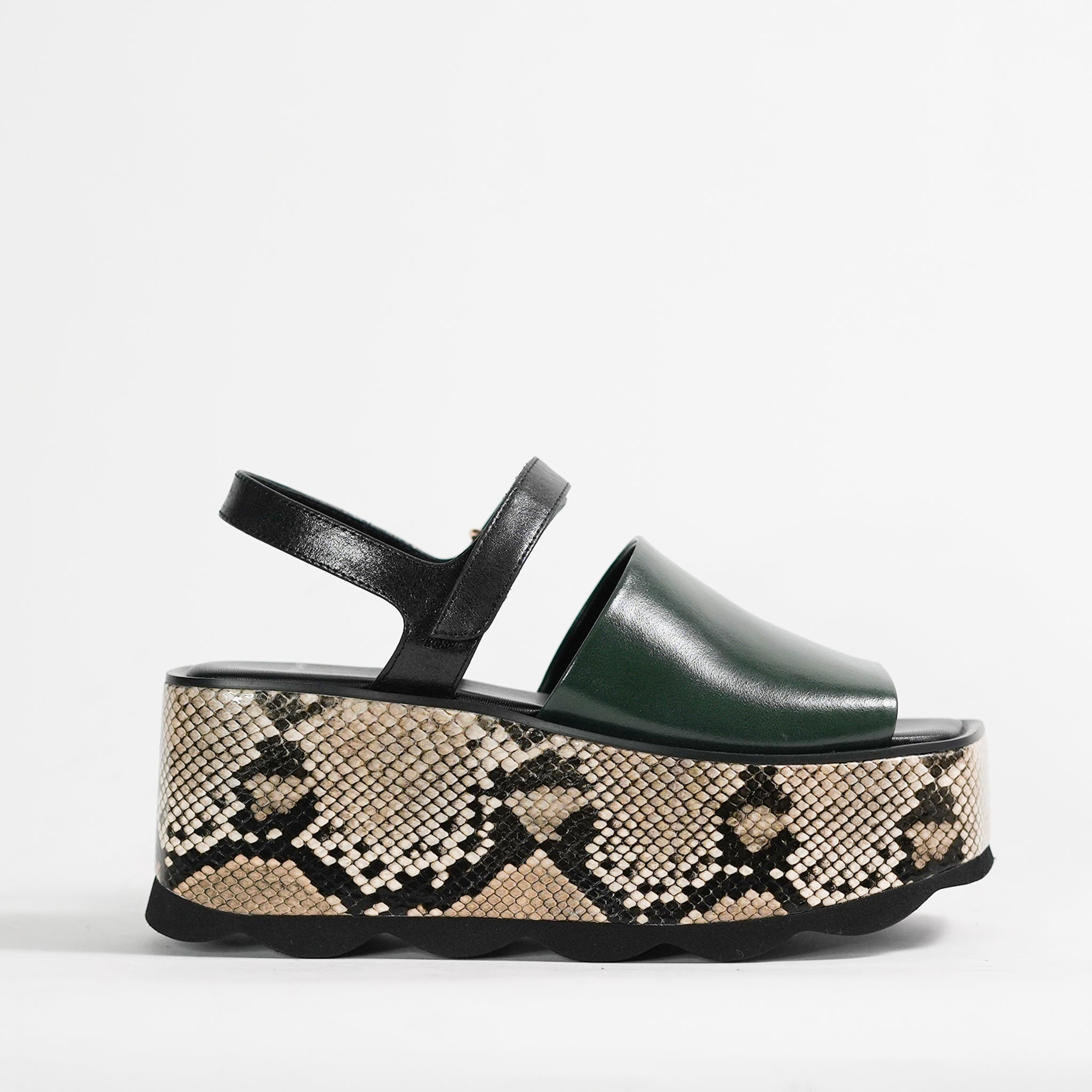 532158 Platform sandals