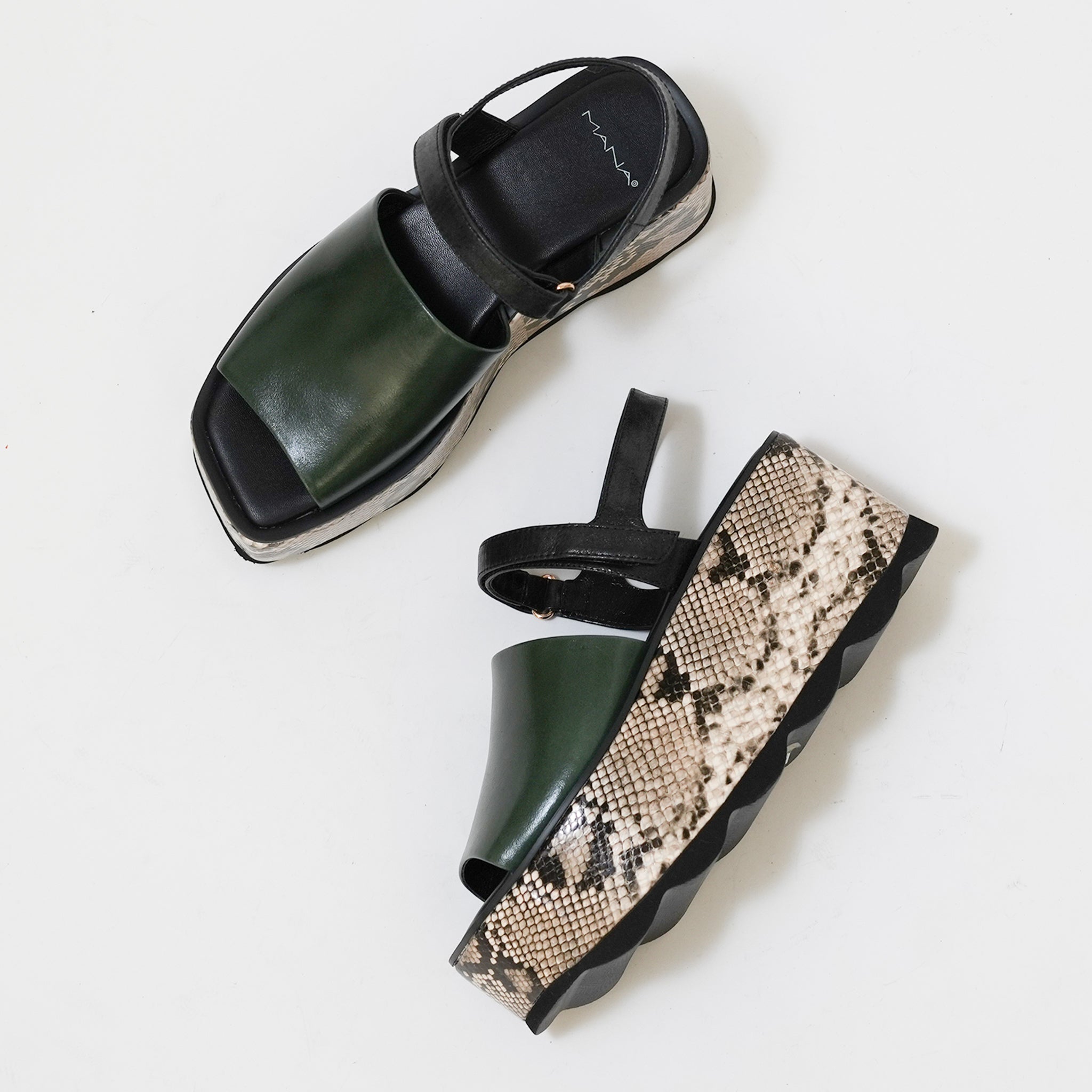 532158 Platform sandals