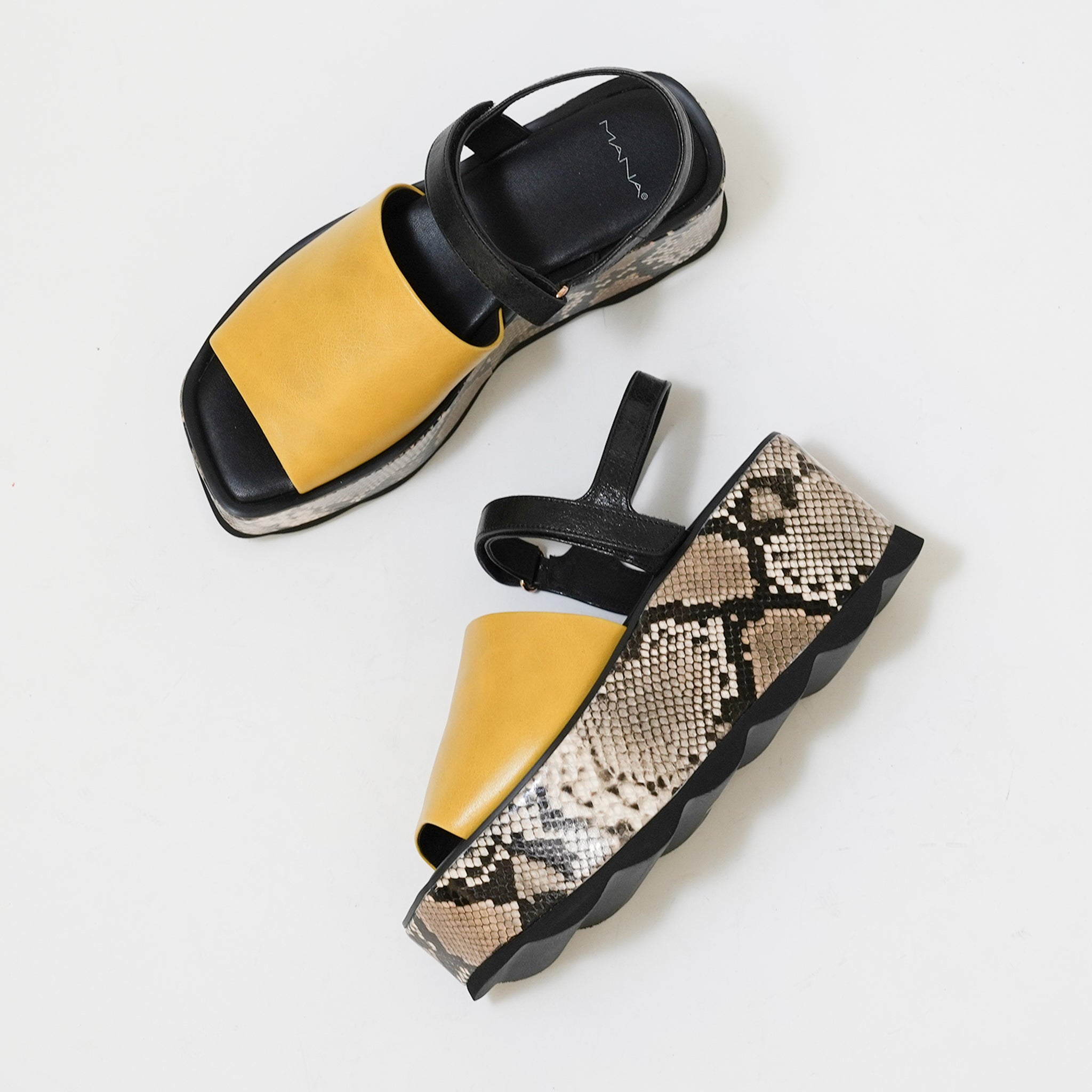 532158 Platform sandals
