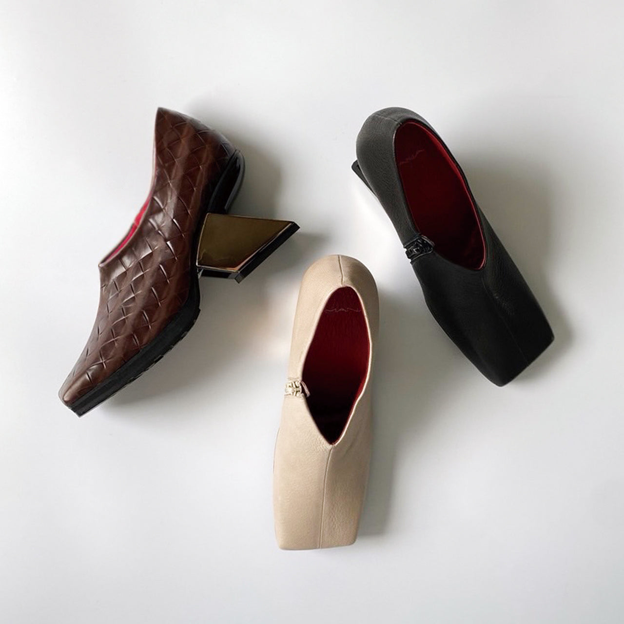 537067 スクエア・メタルヒールブーティ