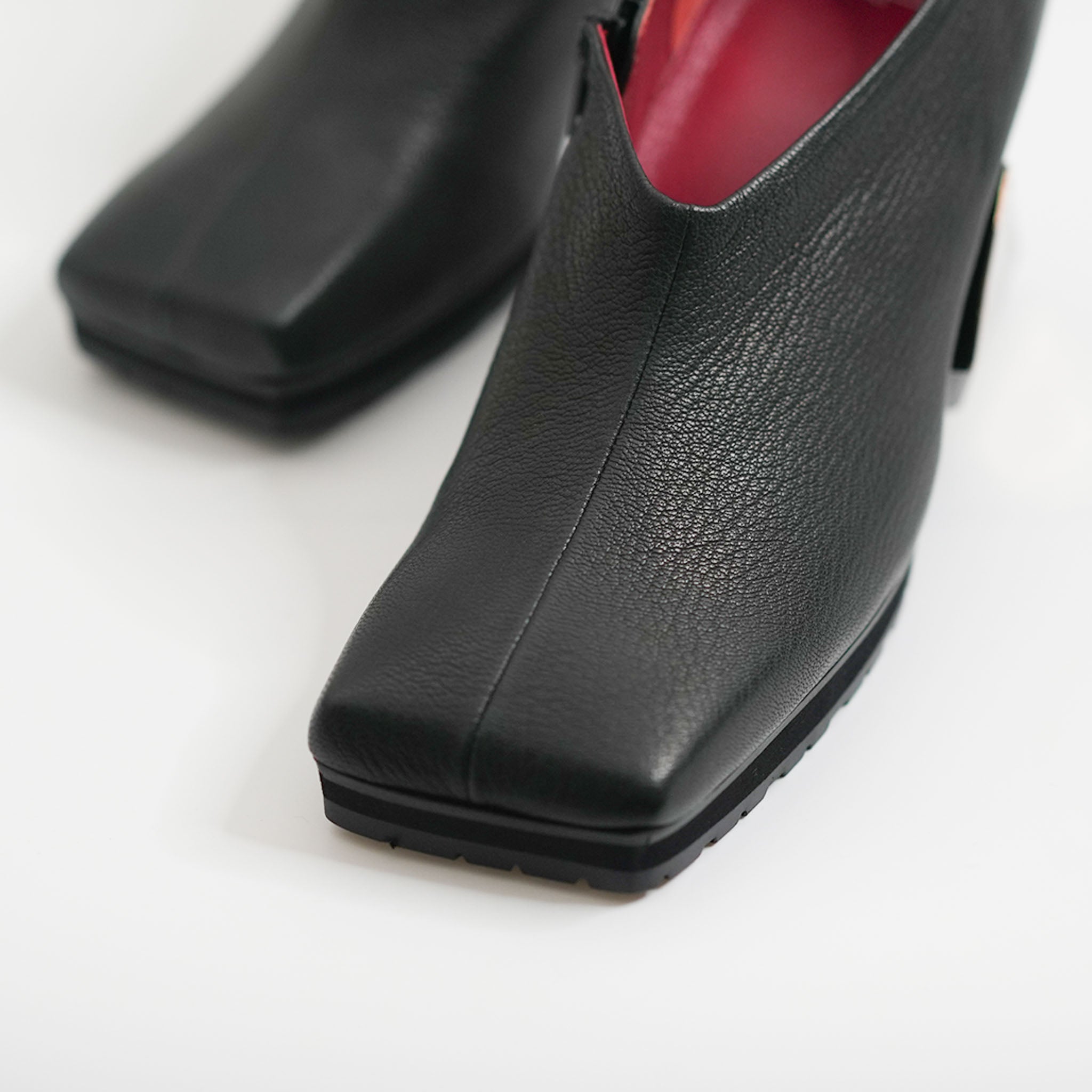 537067 スクエア・メタルヒールブーティ