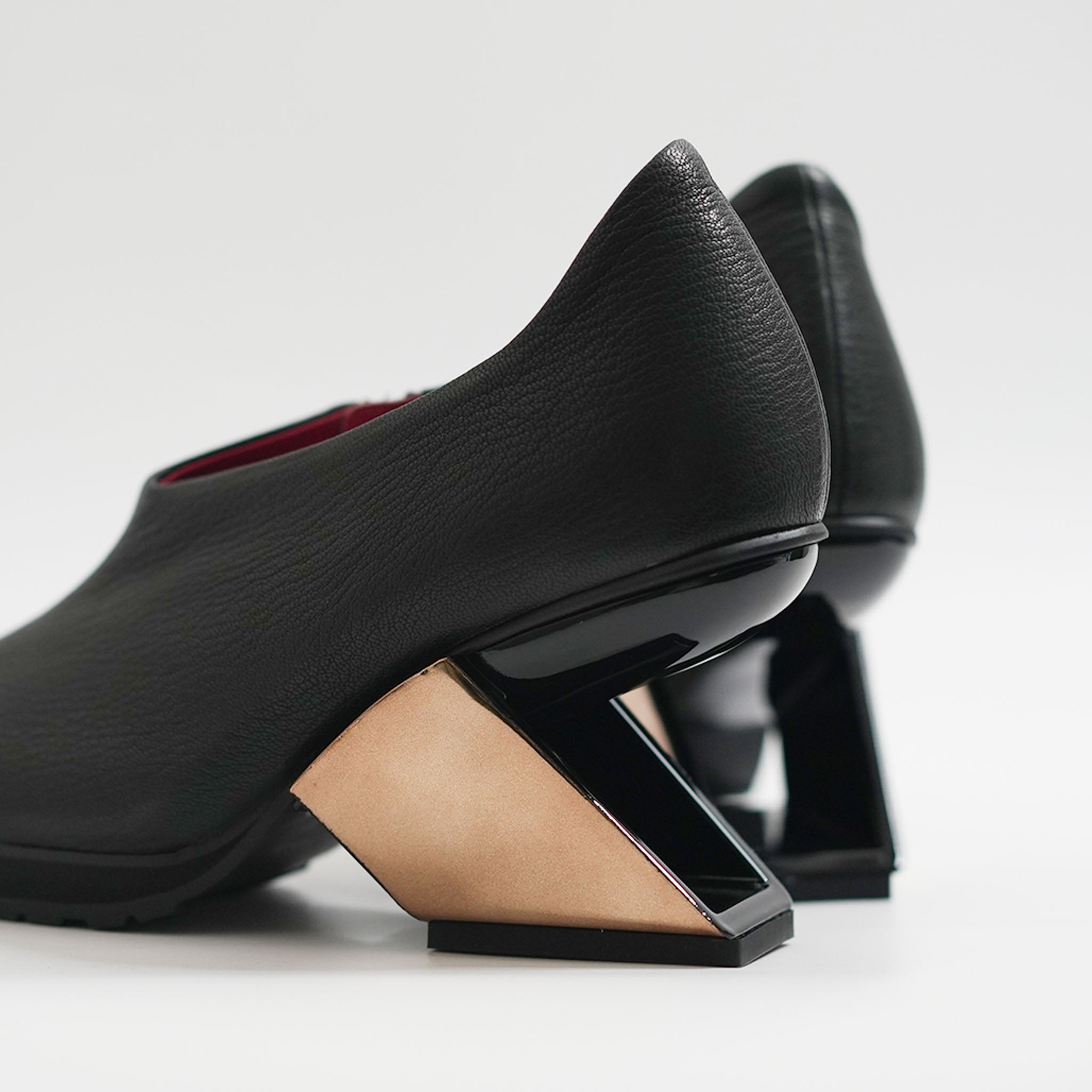 537067 スクエア・メタルヒールブーティ