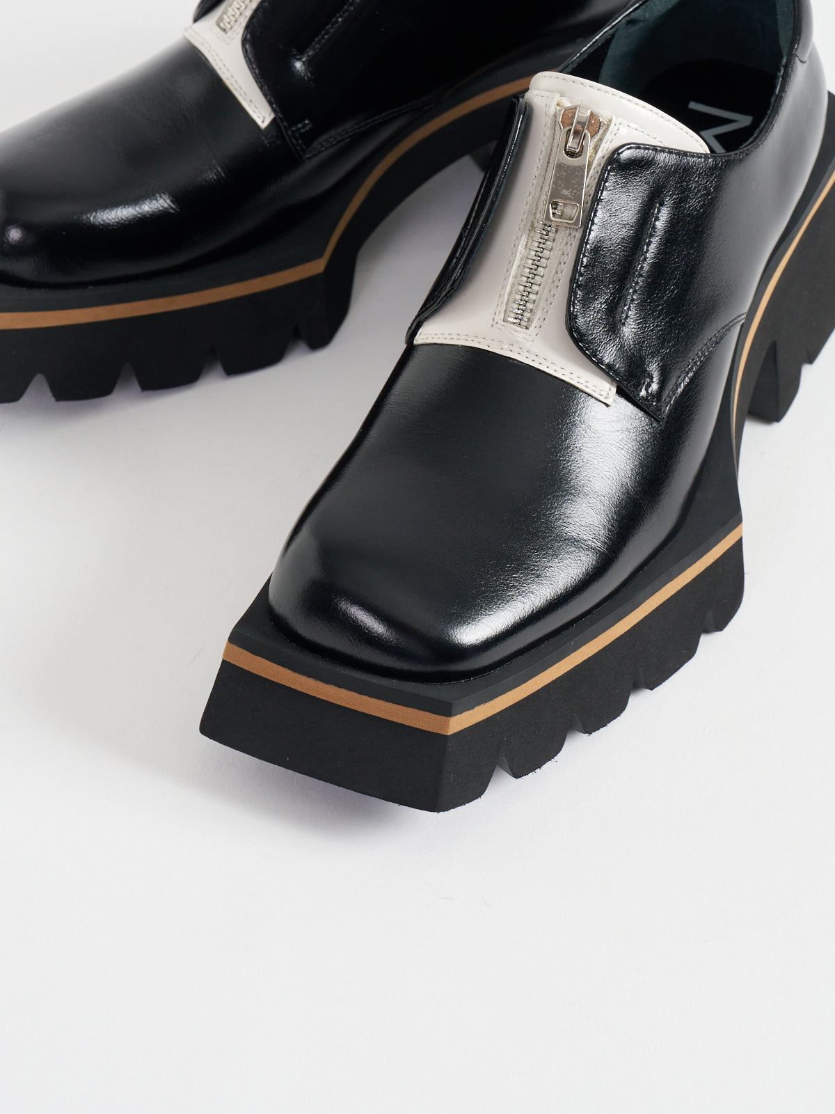 541167 Center zip edge sole shoes