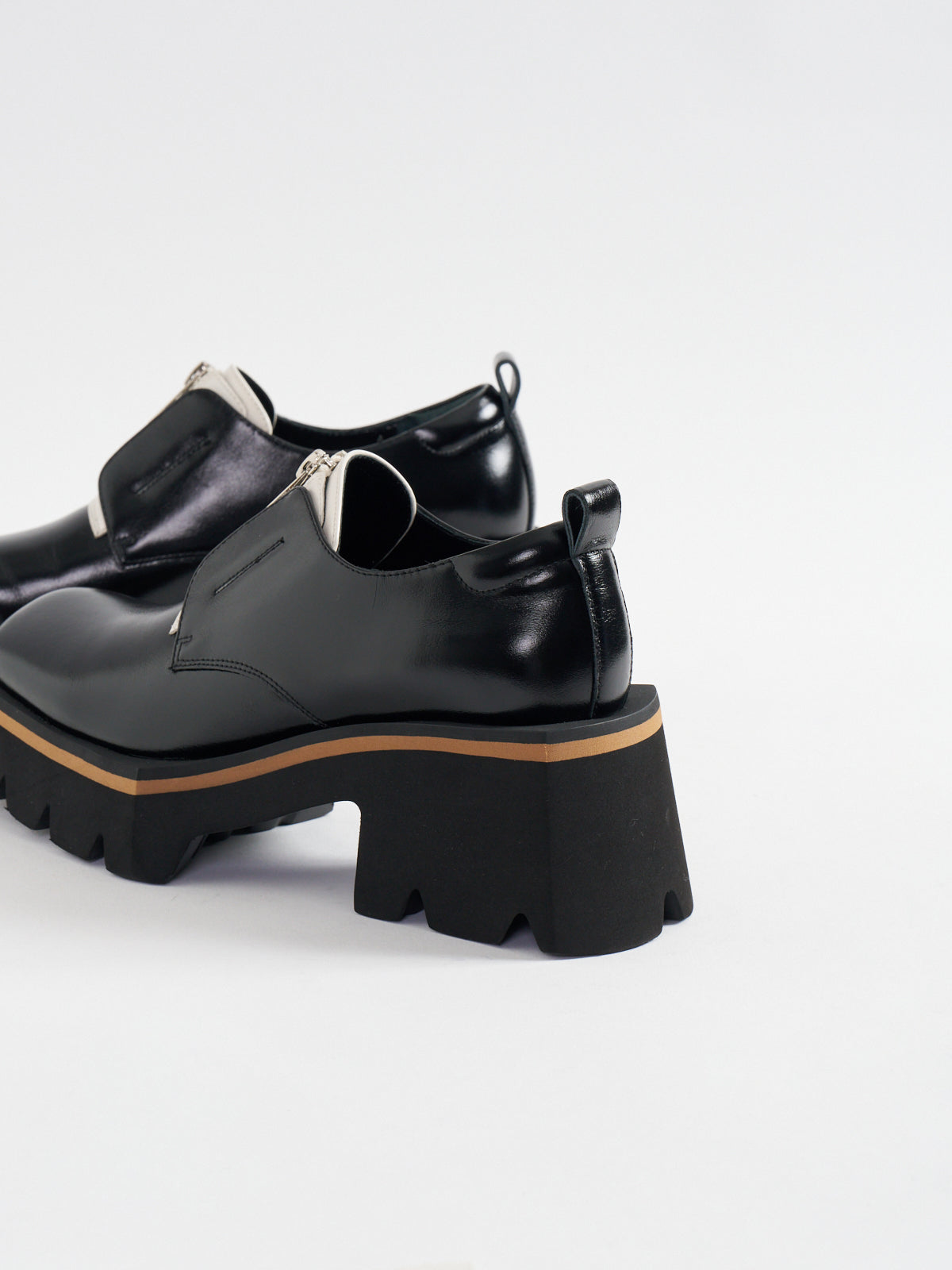 541167 Center zip edge sole shoes