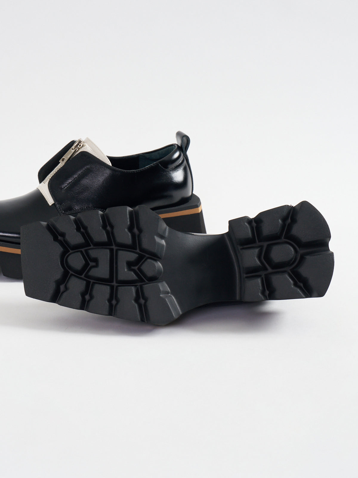 541167 Center zip edge sole shoes