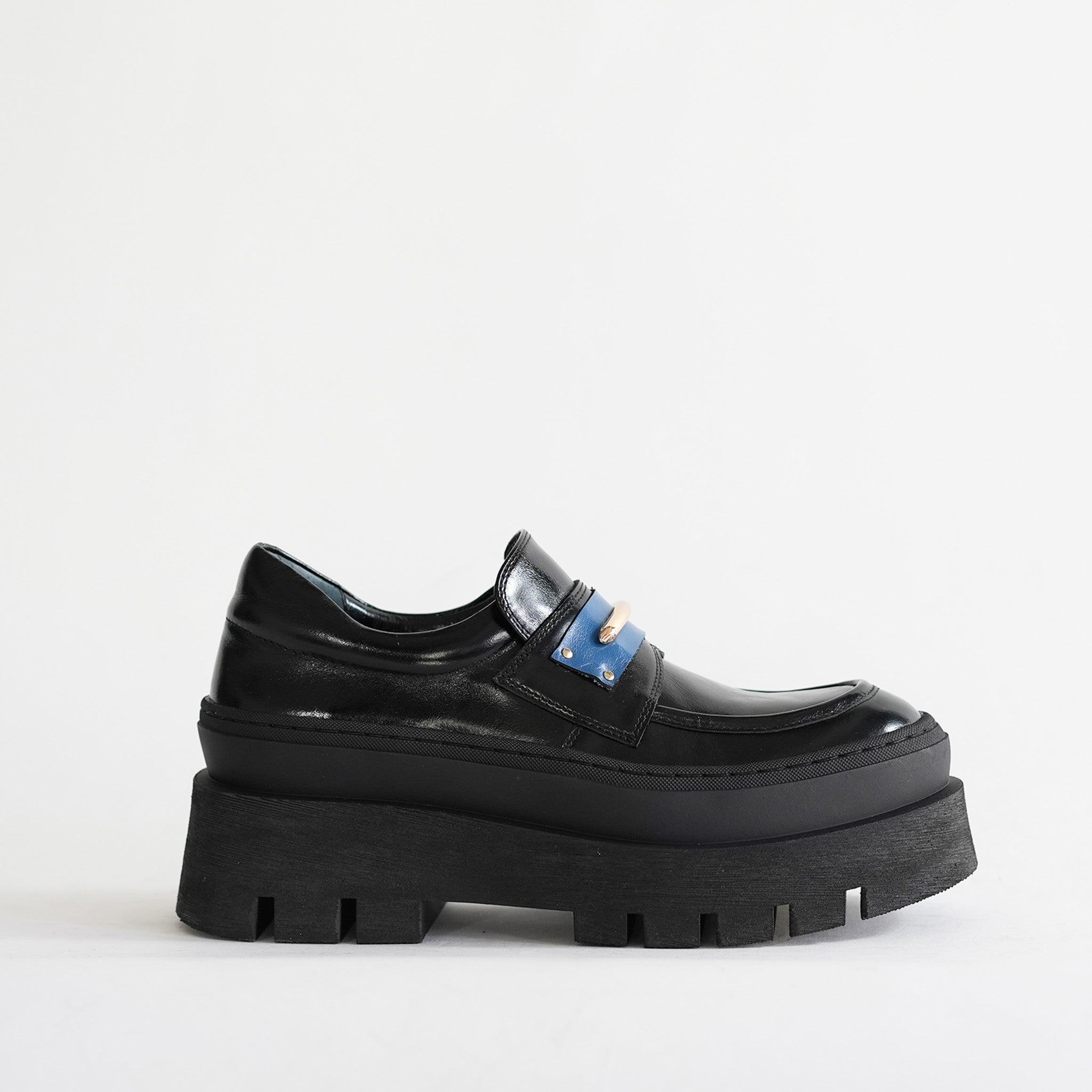 541169 Chunky sole loafers