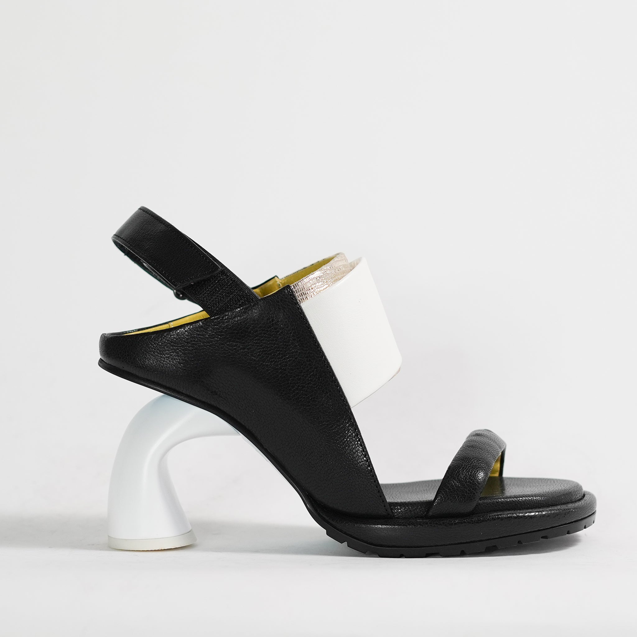 542178 アートヒール・バッグベルトサンダル