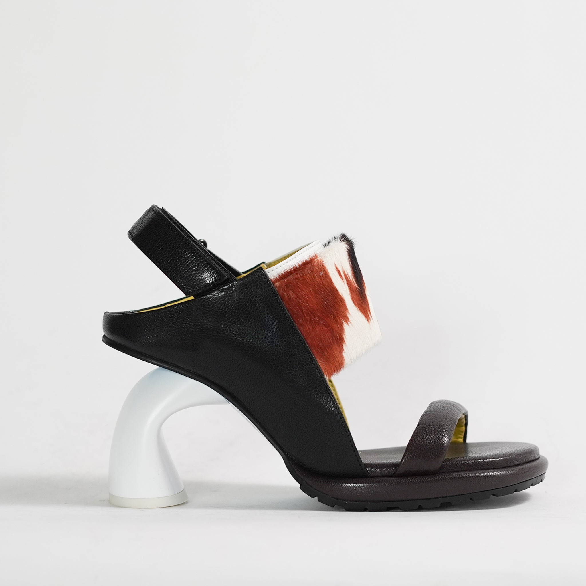 542178 アートヒール・バッグベルトサンダル