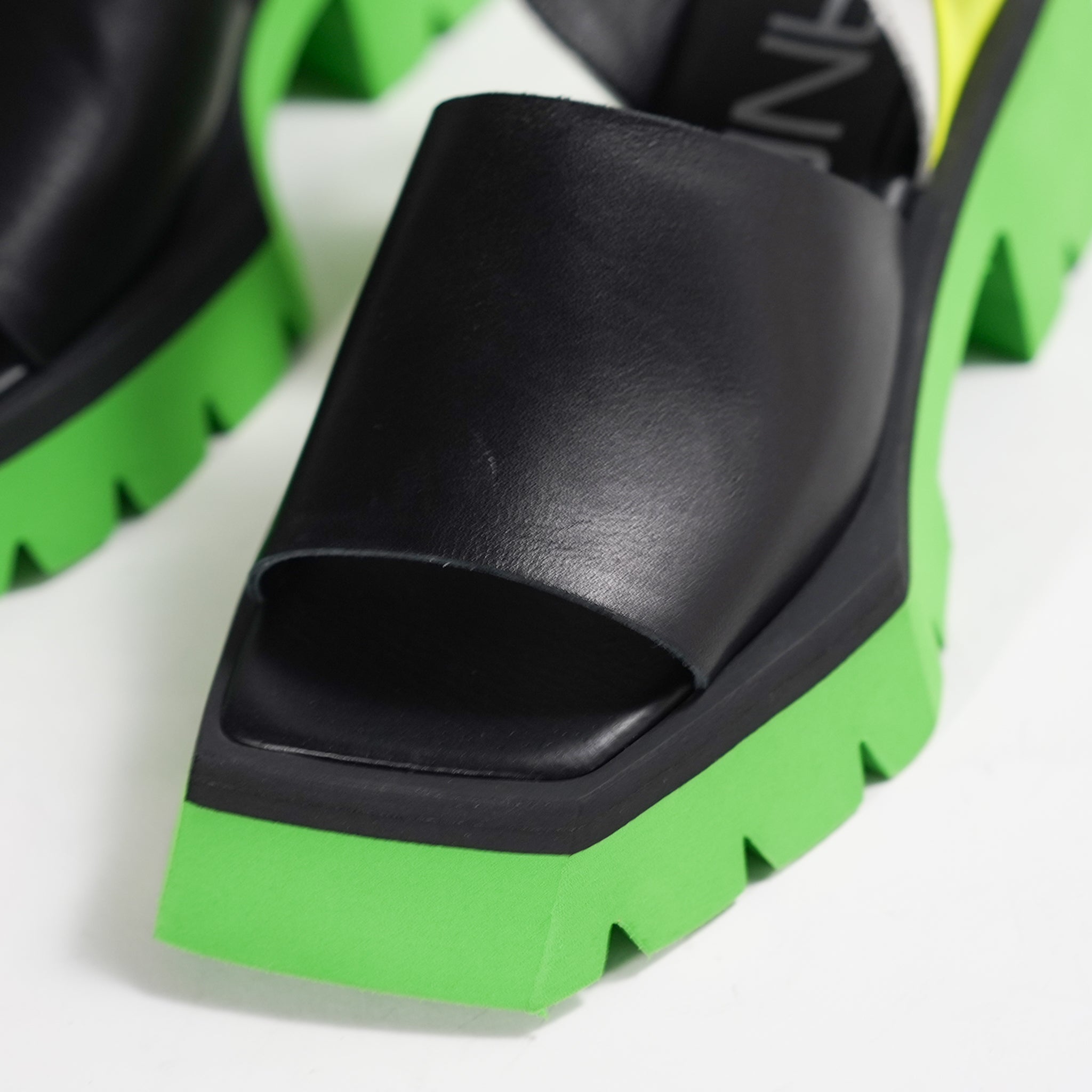 542179 Color sole velcro sandals