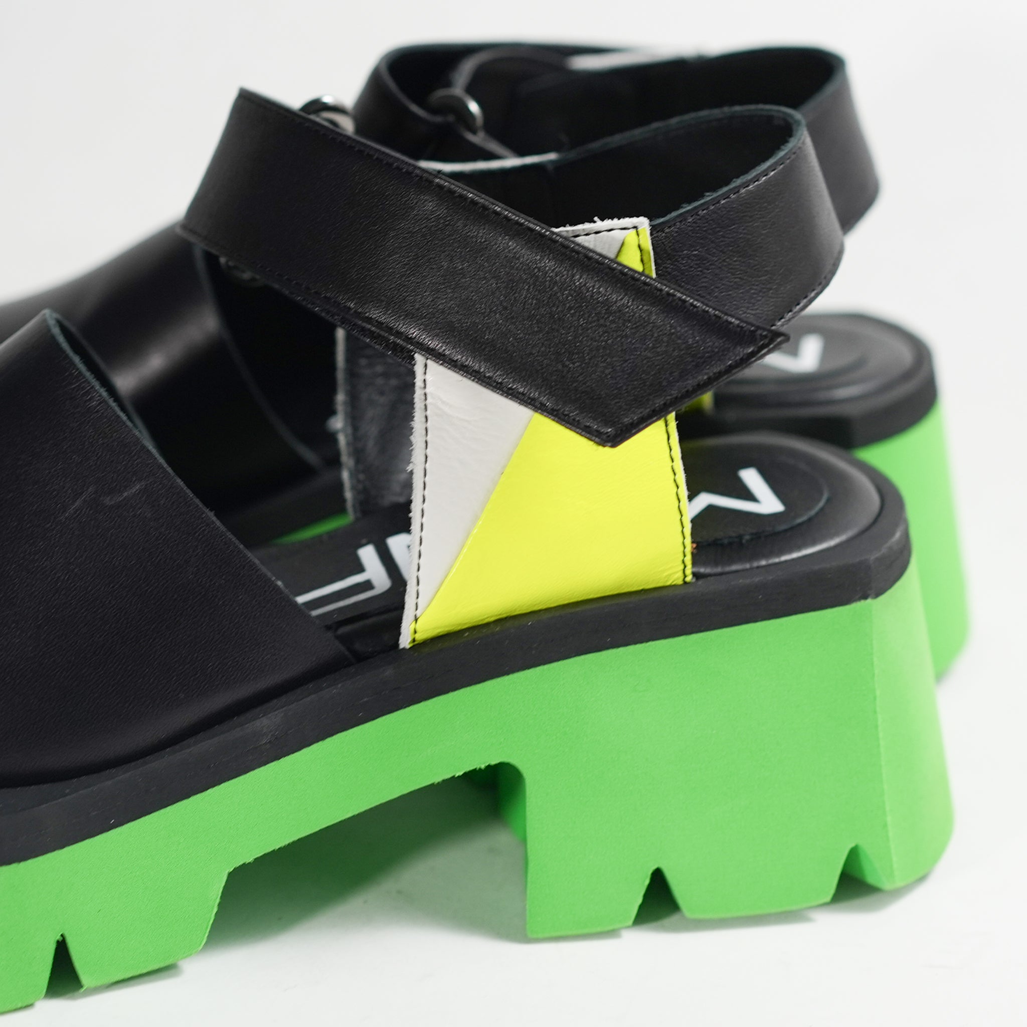 542179 Color sole velcro sandals
