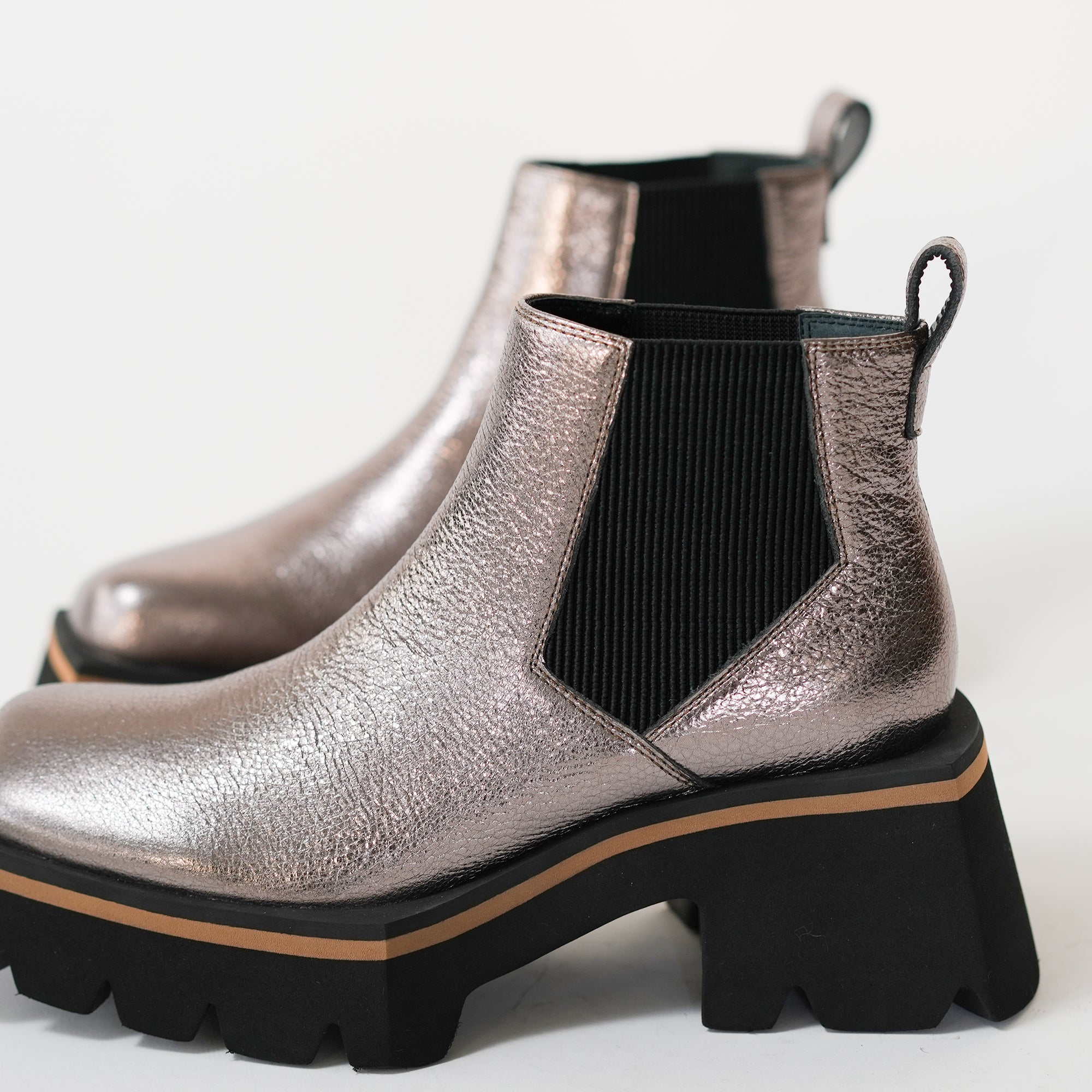 547083 Edge sole side gore boots