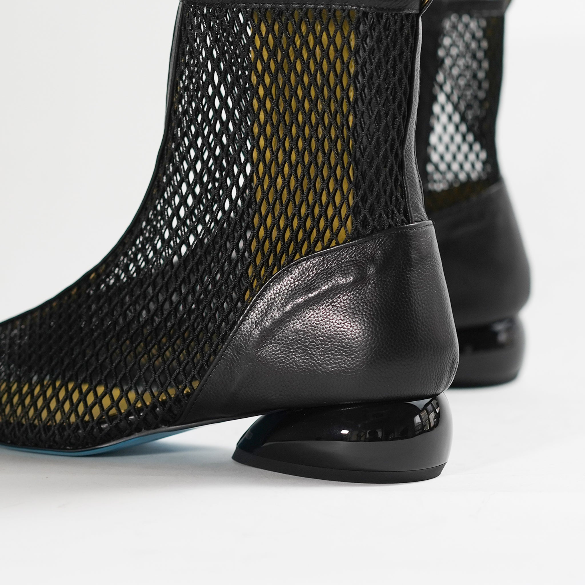 547081 Mesh boots