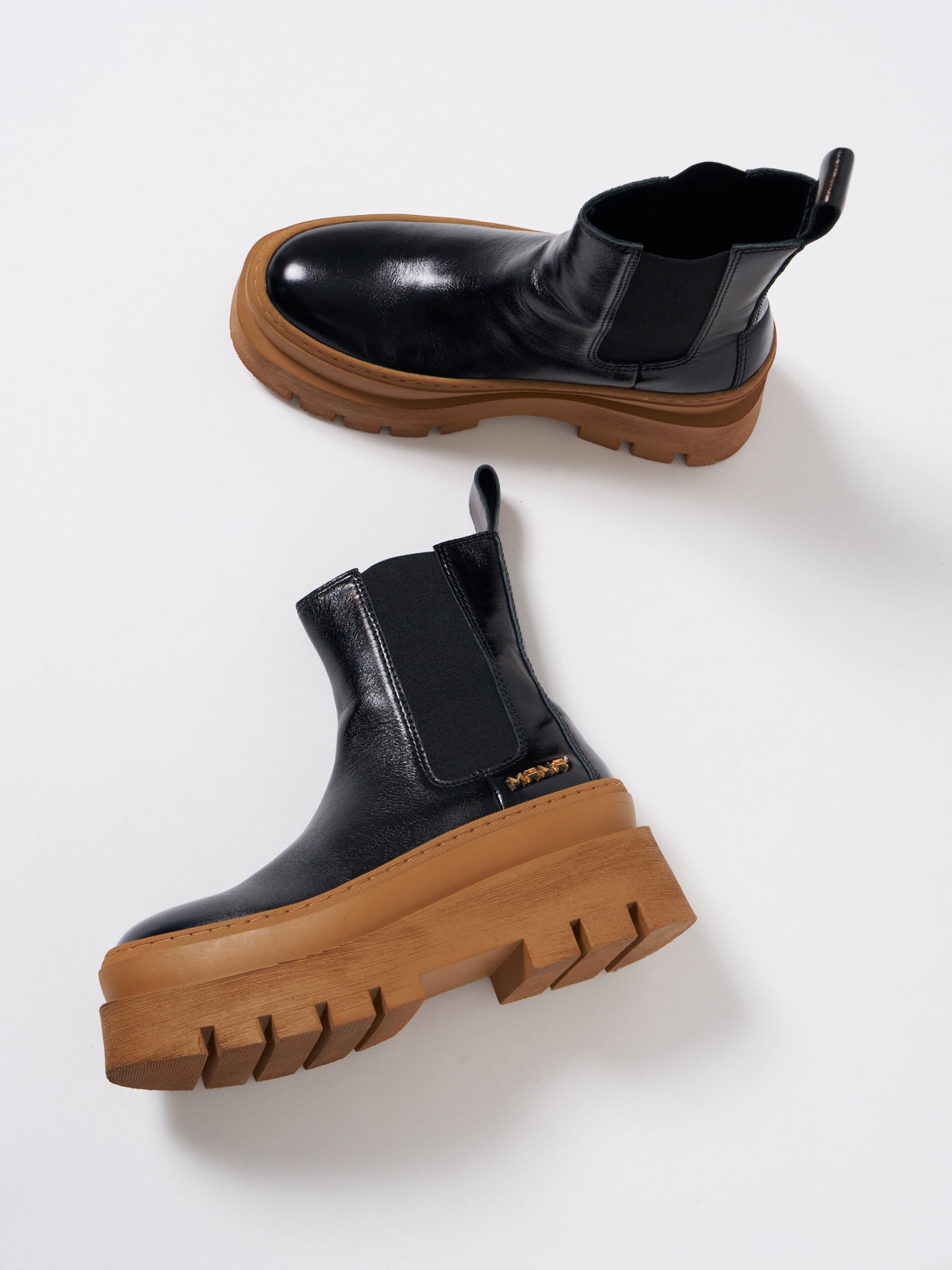 547084 Chunky sole side gore boots