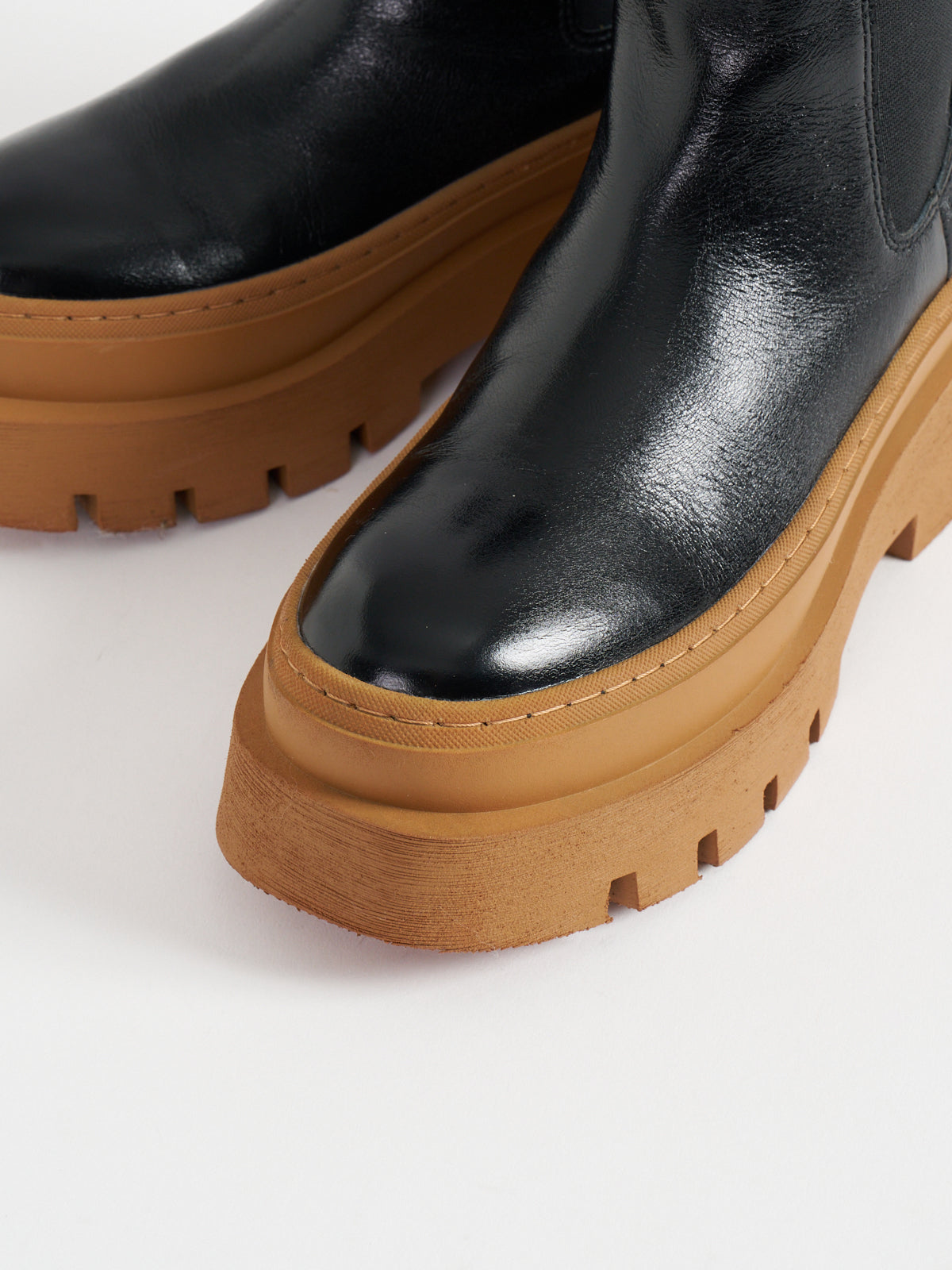 547084 Chunky sole side gore boots