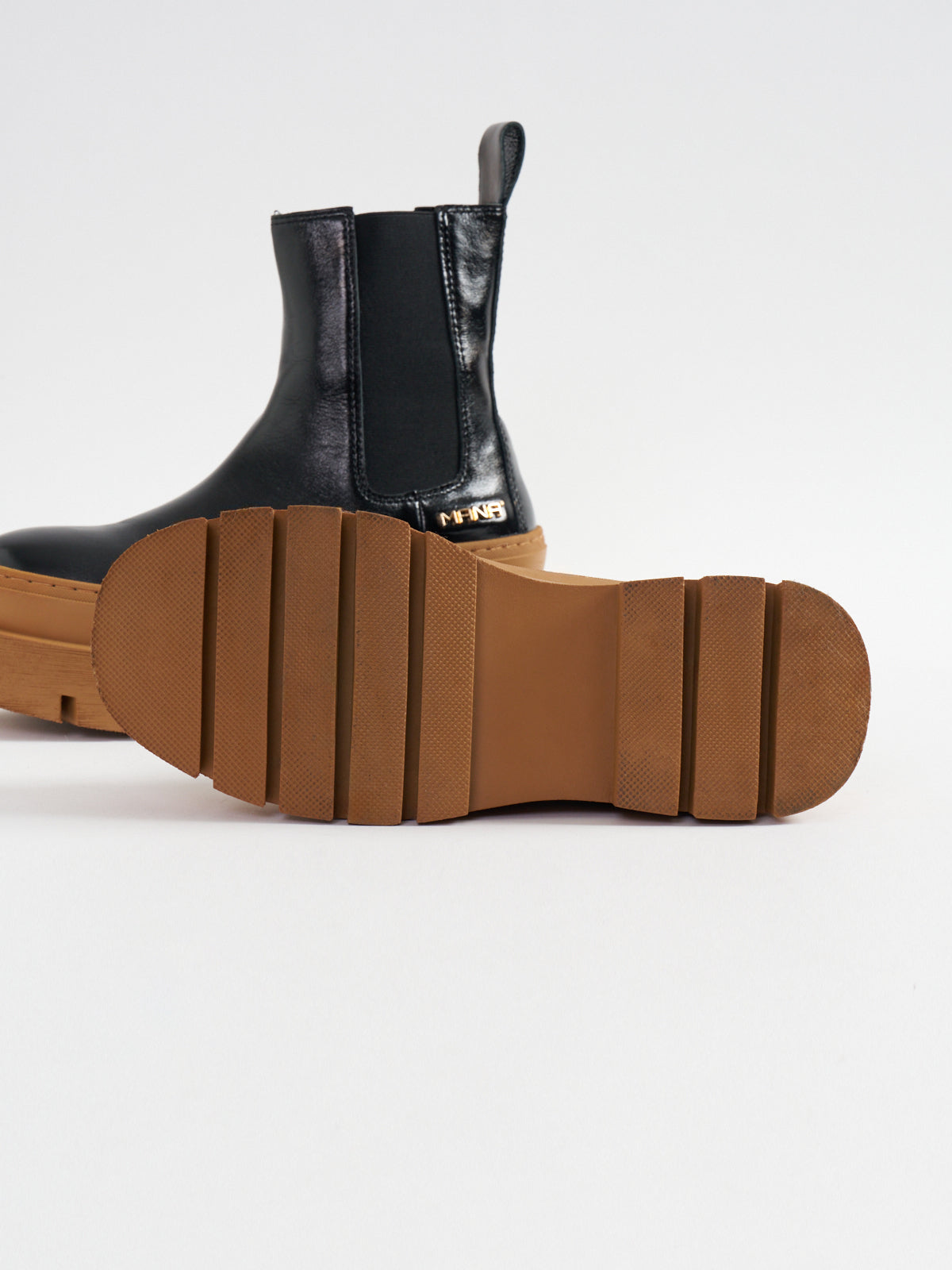 547084 Chunky sole side gore boots