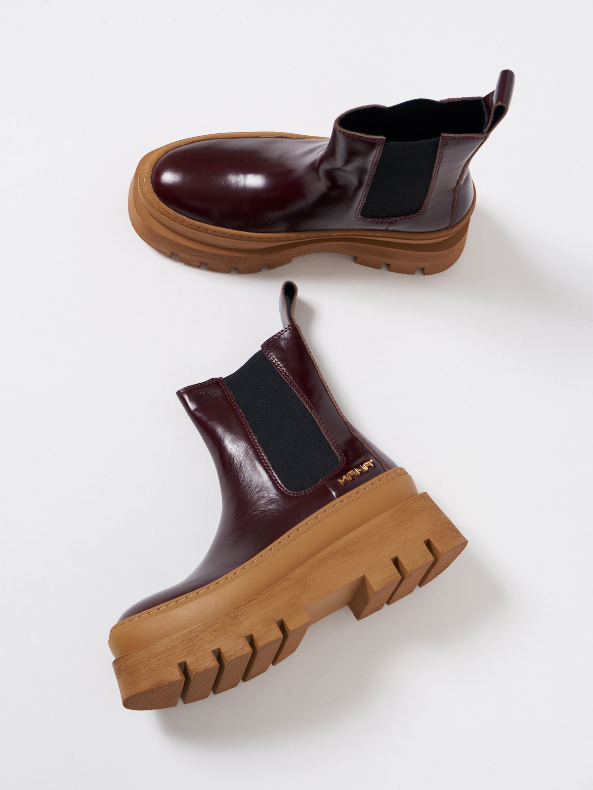 547084 Chunky sole side gore boots