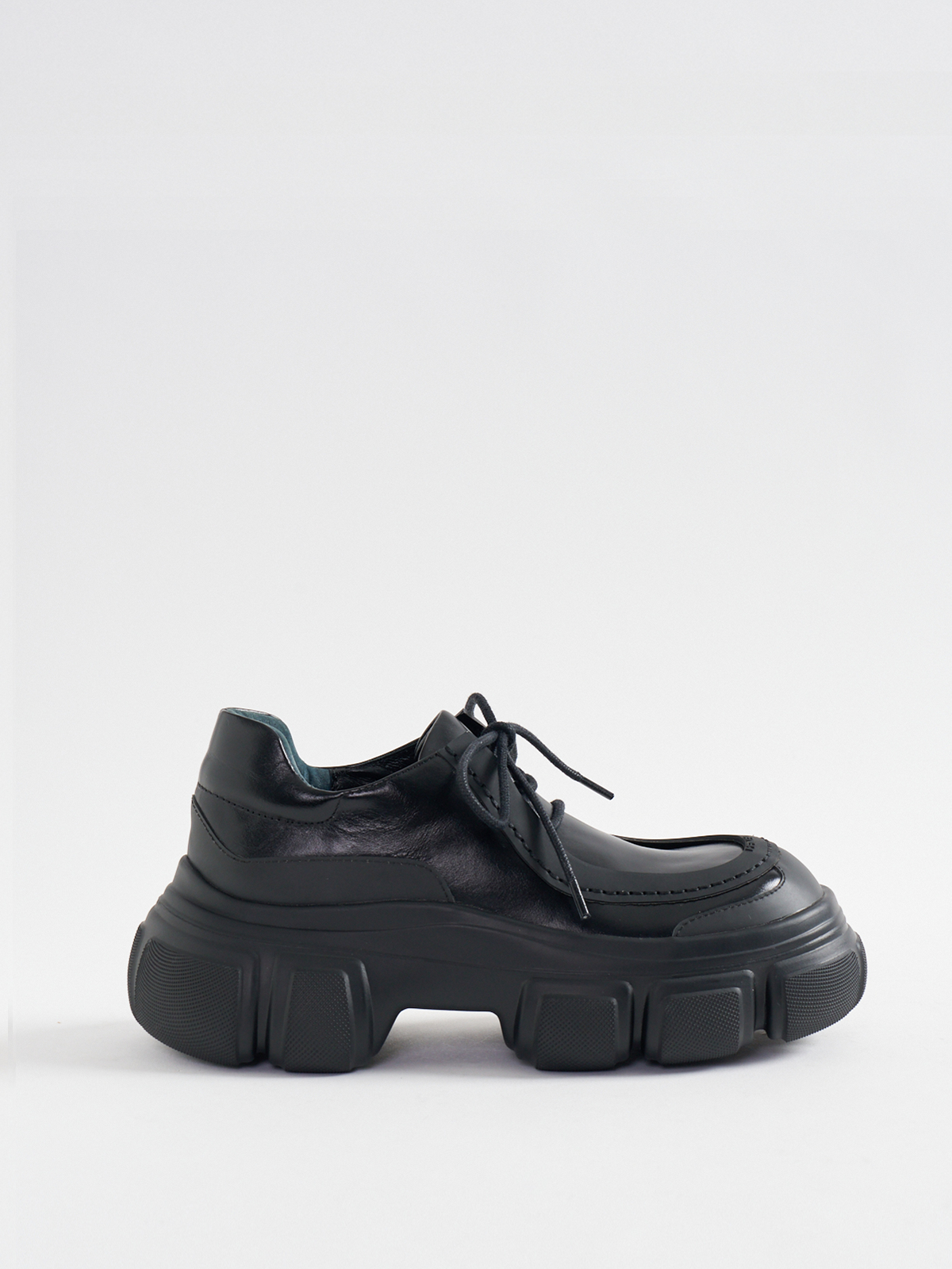 551199 Trim Chukka Boots