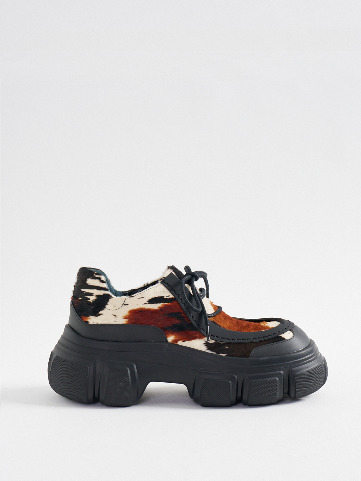 551199 Trim Chukka Boots
