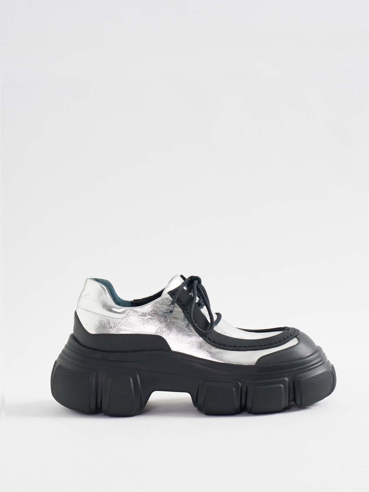 551199 Trim Chukka Boots