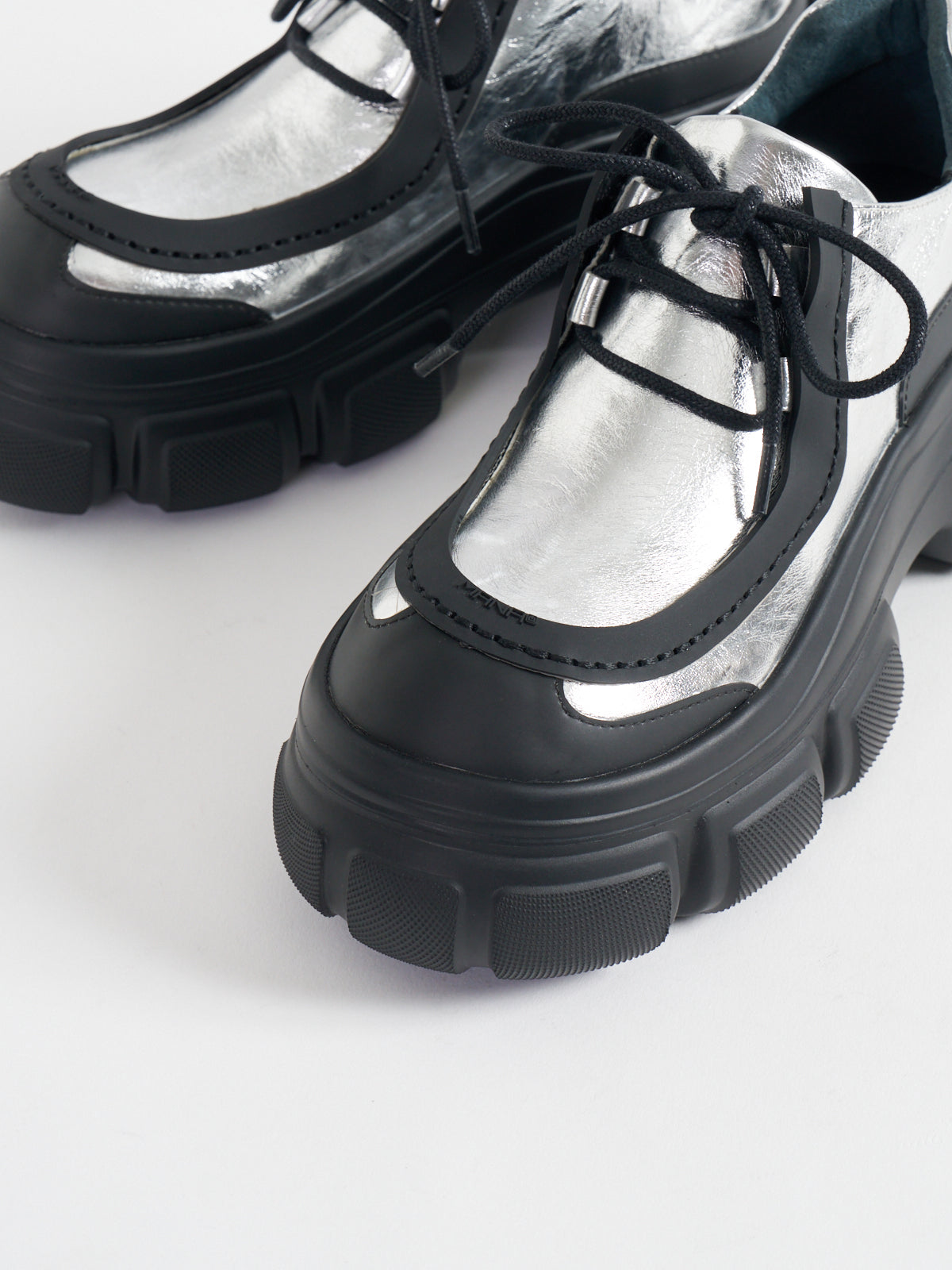 551199 Trim Chukka Boots