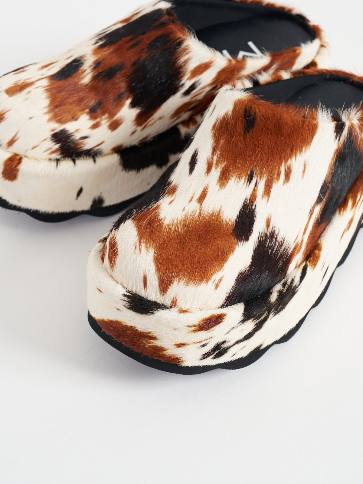 555037 Thick-soled fur clogs