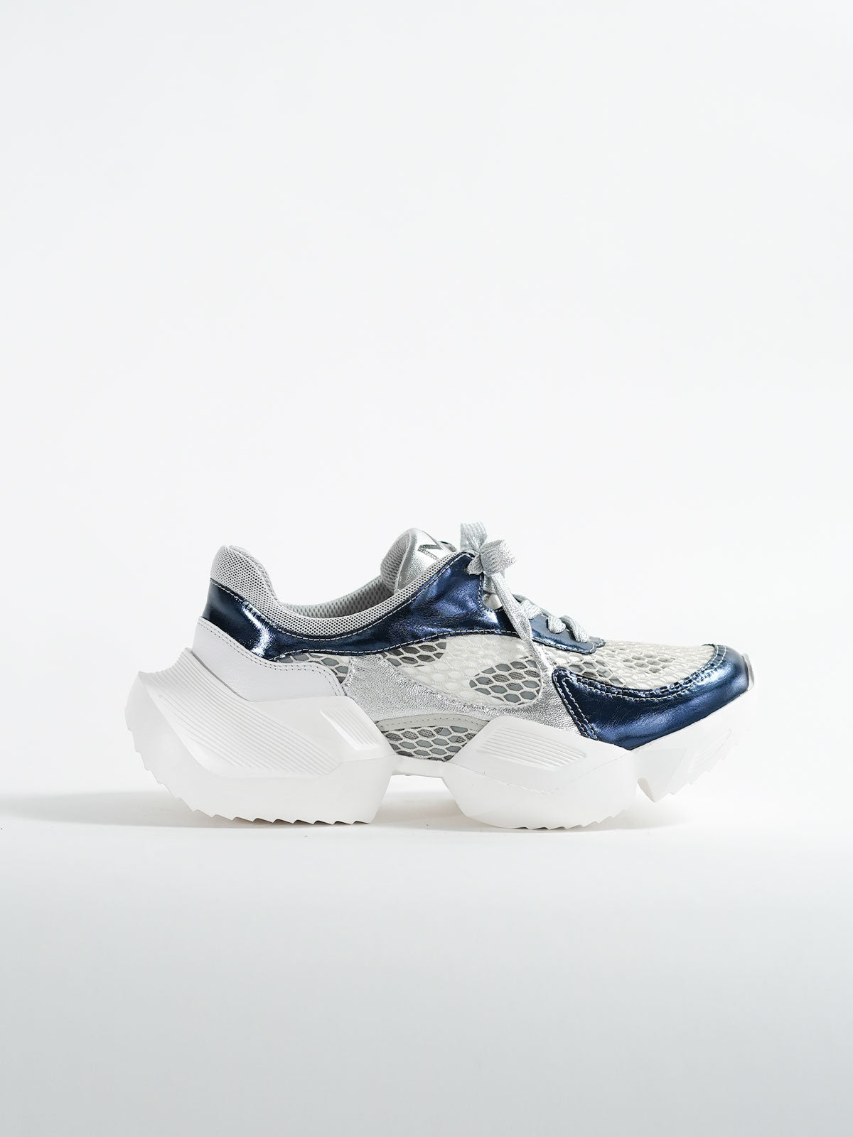 556090 Metallic mesh sneakers