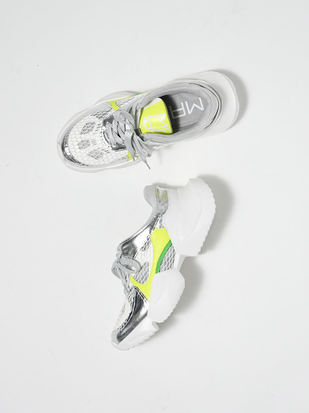 556090 Metallic mesh sneakers