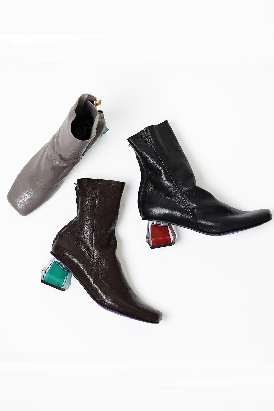 557097 1 piece leather boots