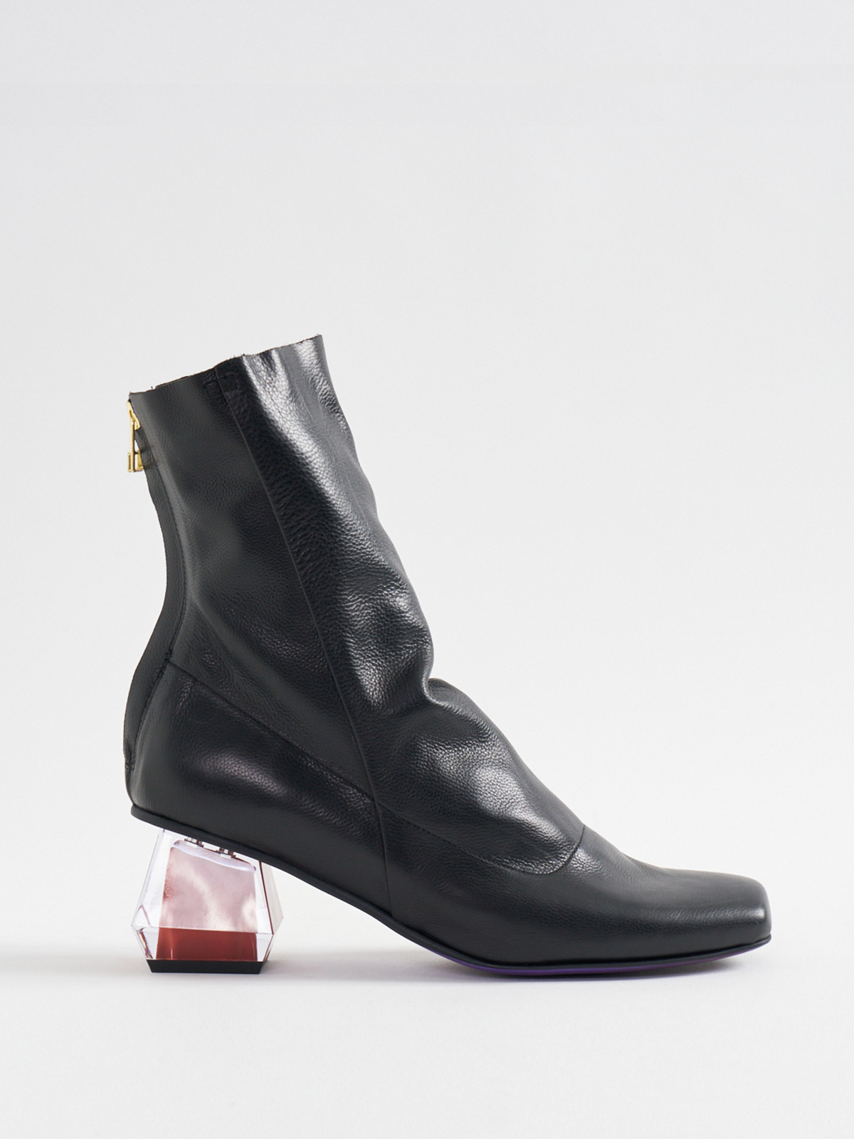 557097 1 piece leather boots