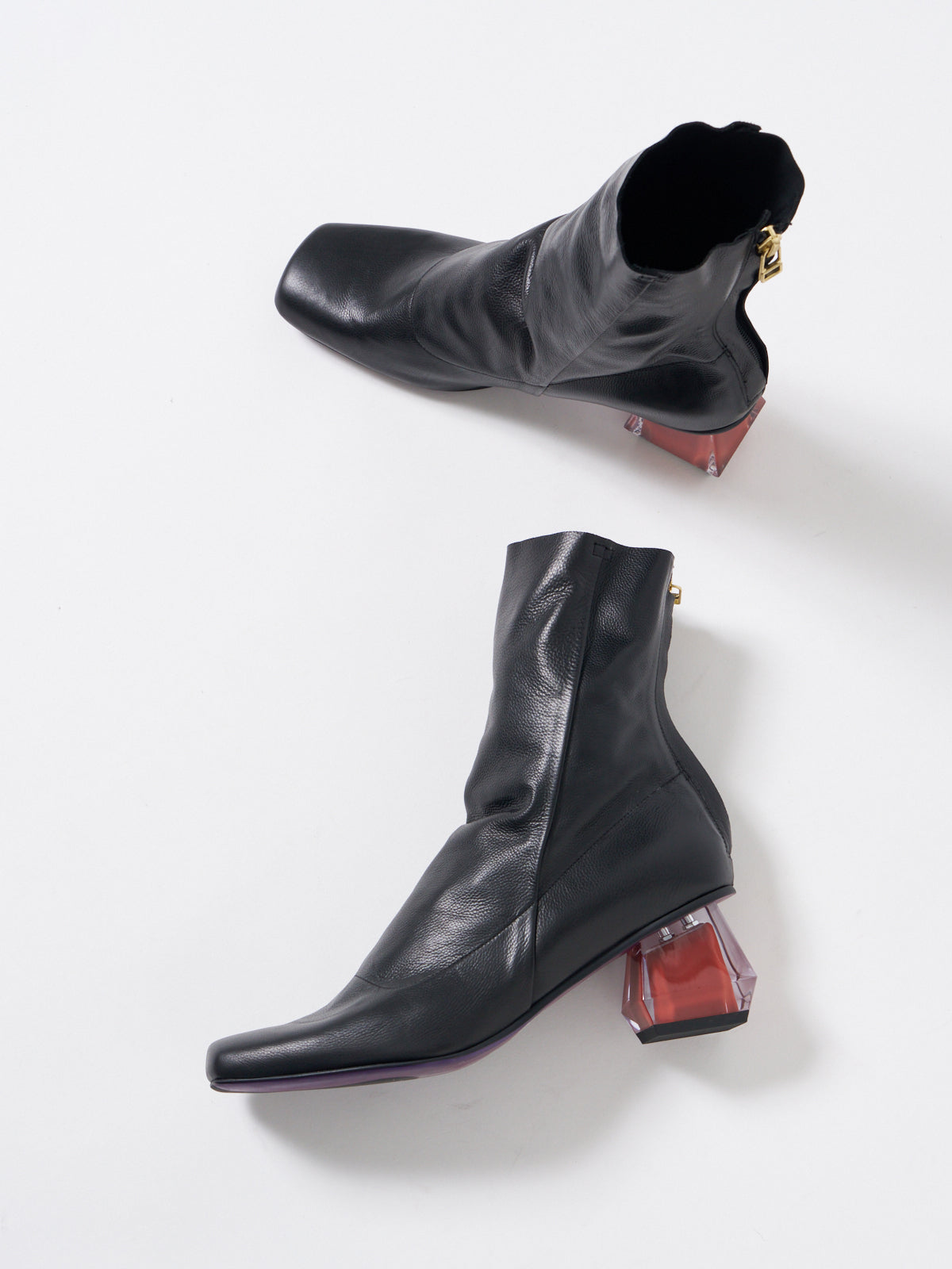 557097 1 piece leather boots