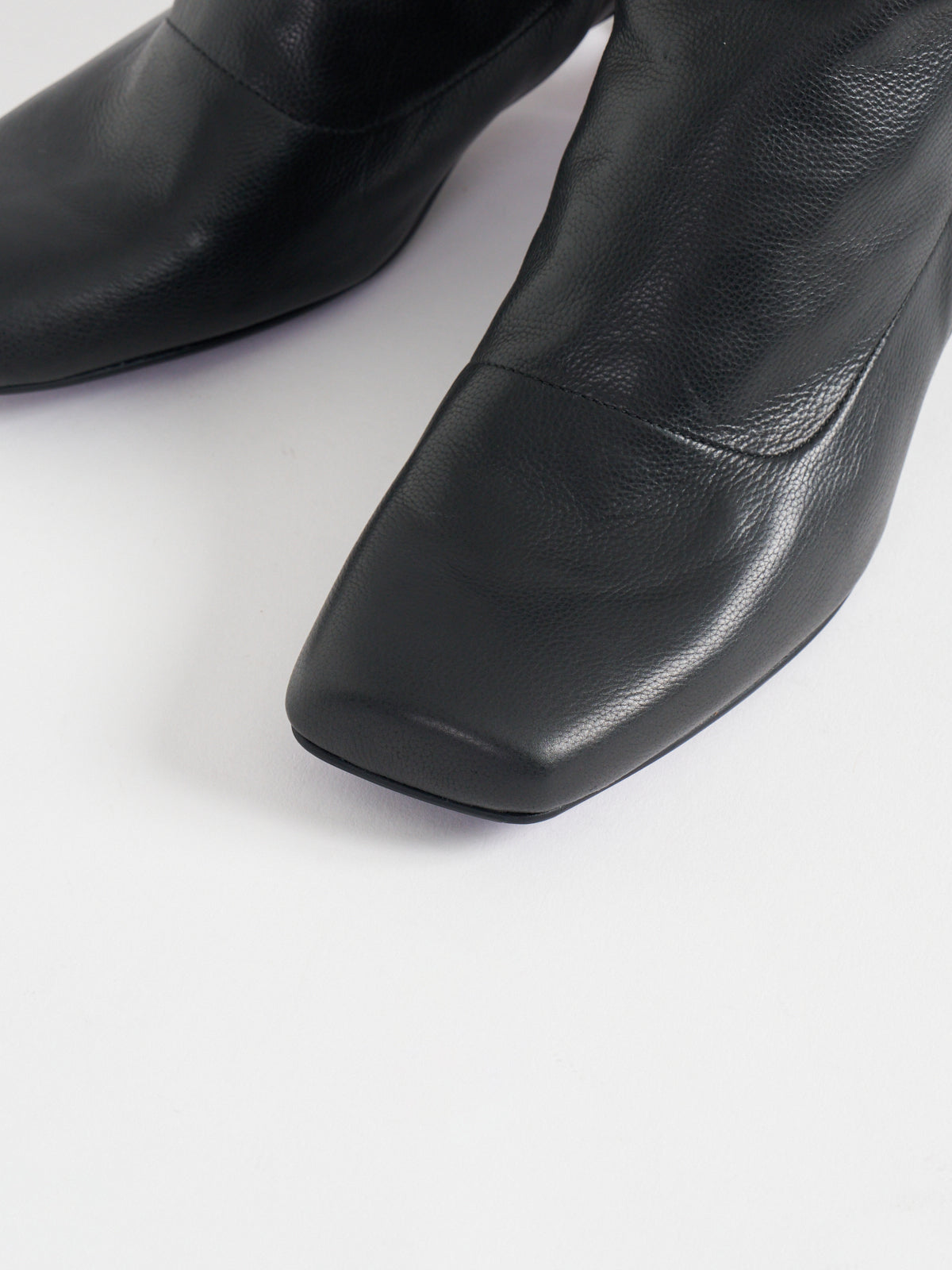 557097 1 piece leather boots