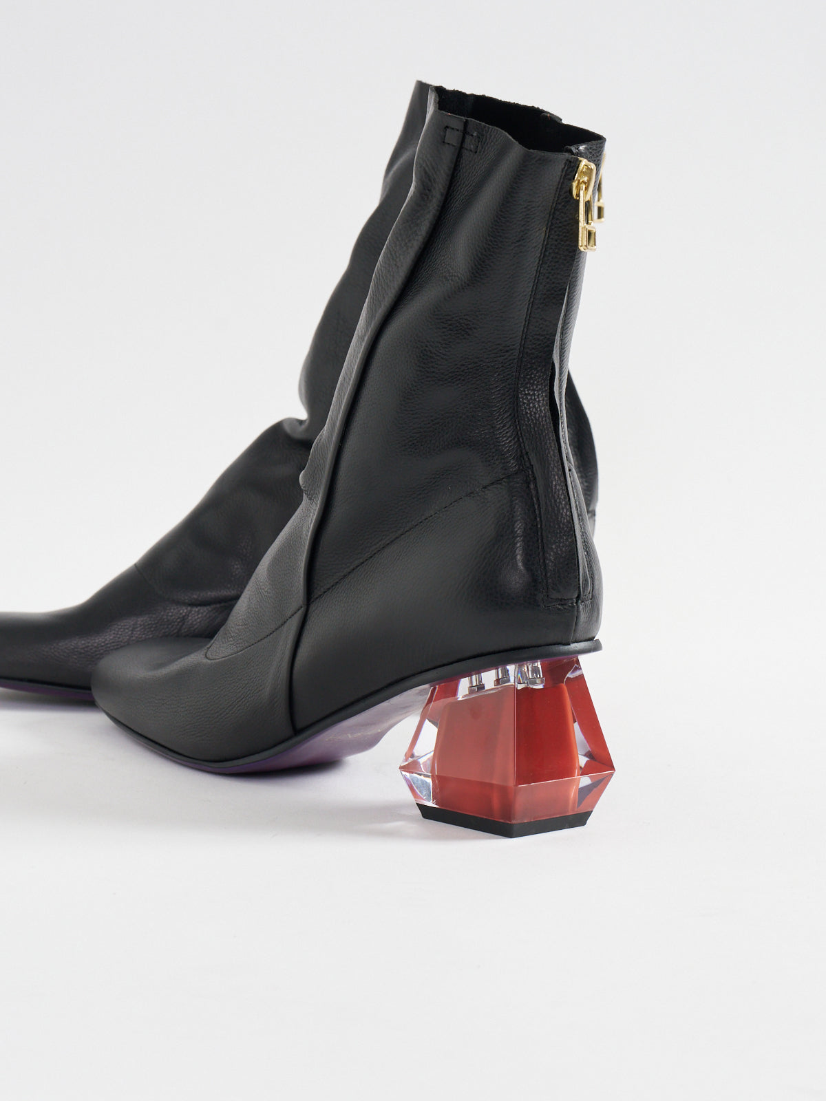 557097 1 piece leather boots