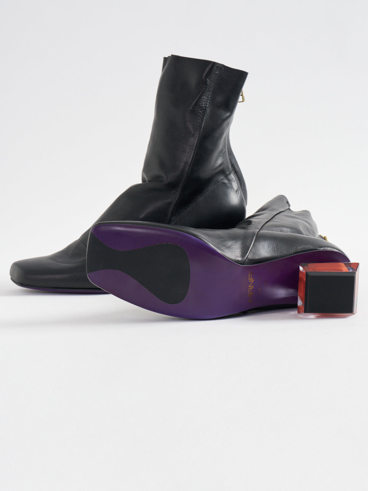 557097 1 piece leather boots