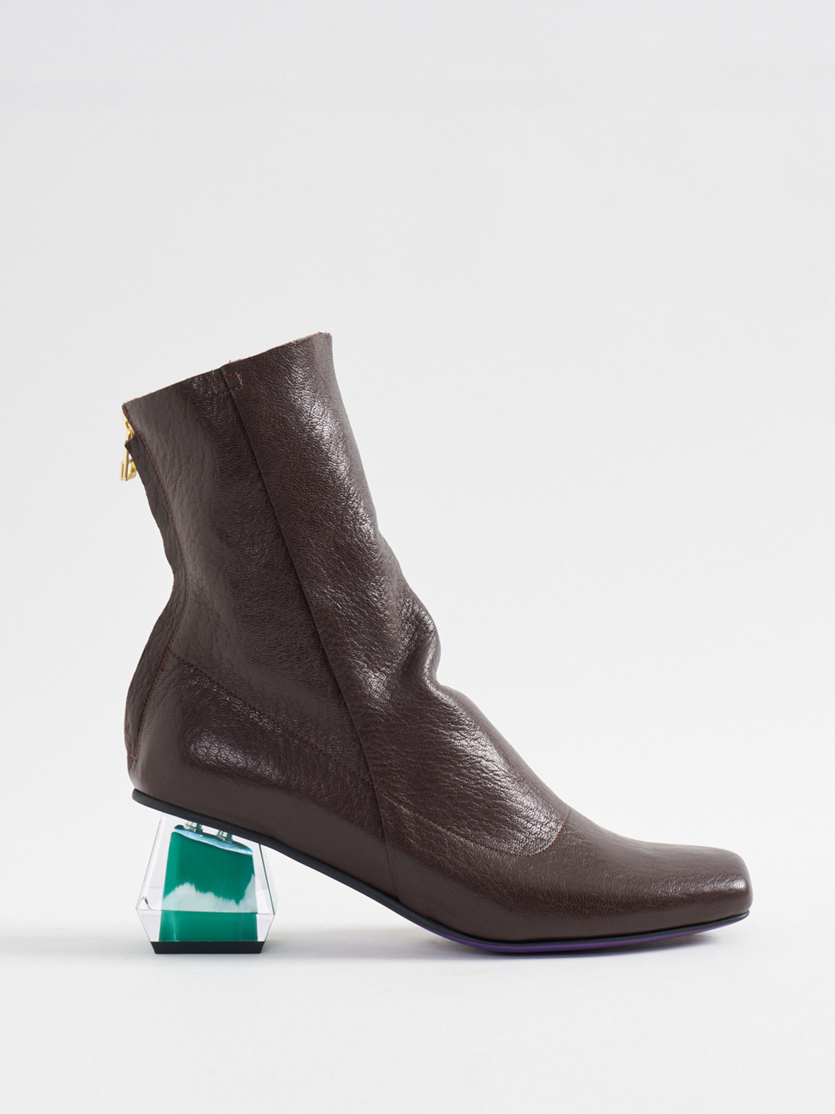 557097 1 piece leather boots