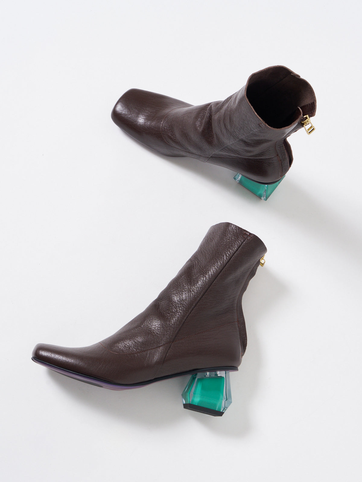 557097 1 piece leather boots